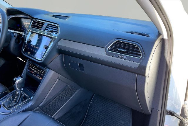 Used 2023 Volkswagen Tiguan SE AWD/4WD image 16