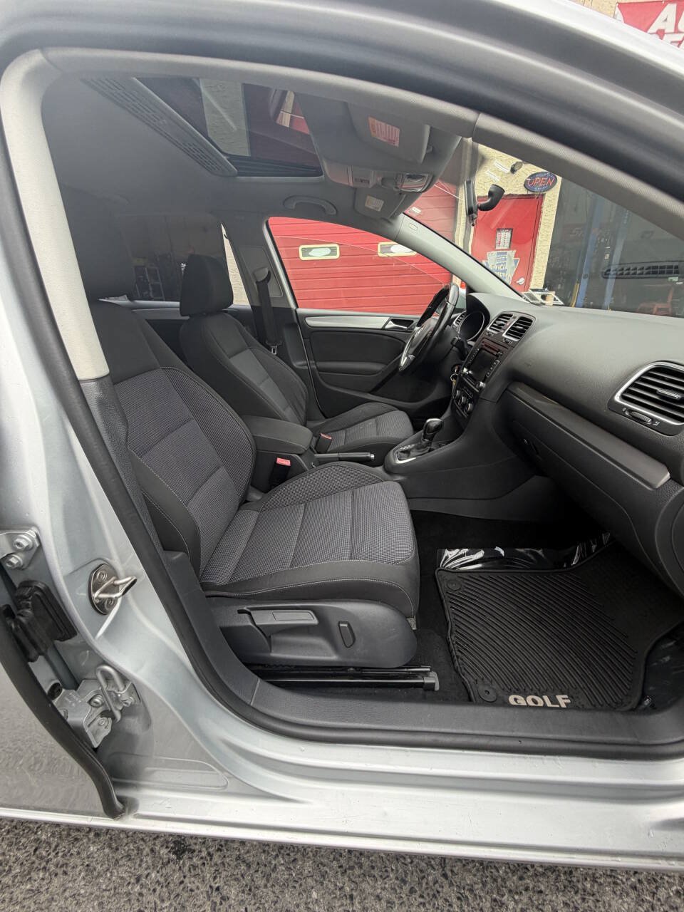 Used 2014 Volkswagen Golf 4-Door FWD image 40