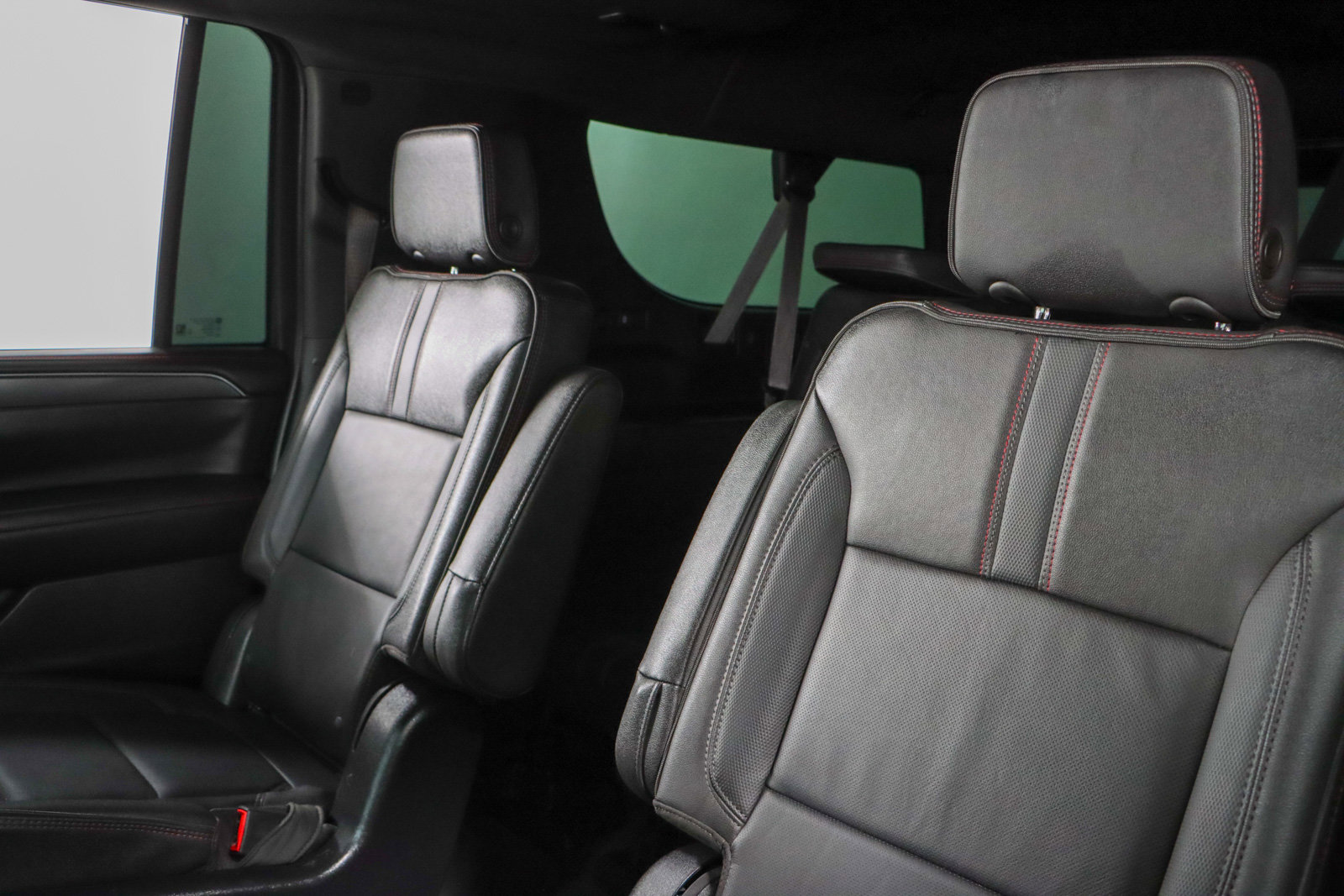 Used 2024 Chevrolet Suburban RST w/ Luxury Package image 28