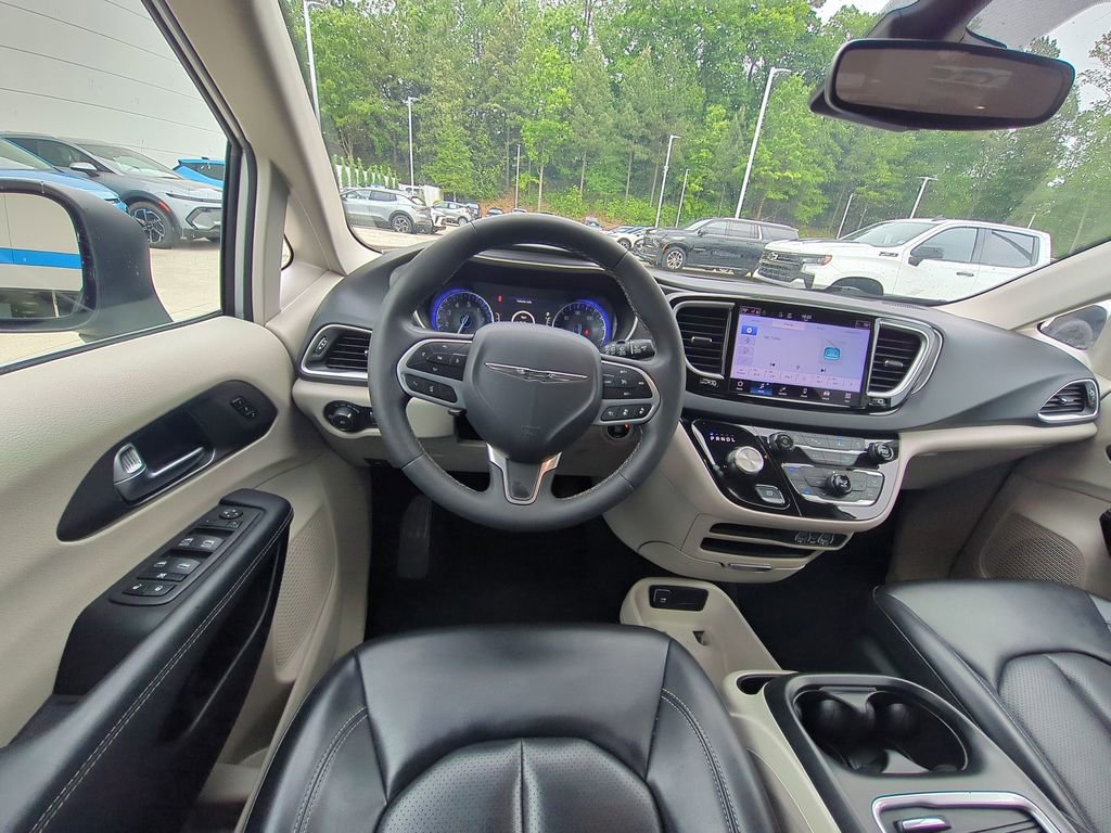 Used 2023 Chrysler Pacifica Touring-L FWD image 30