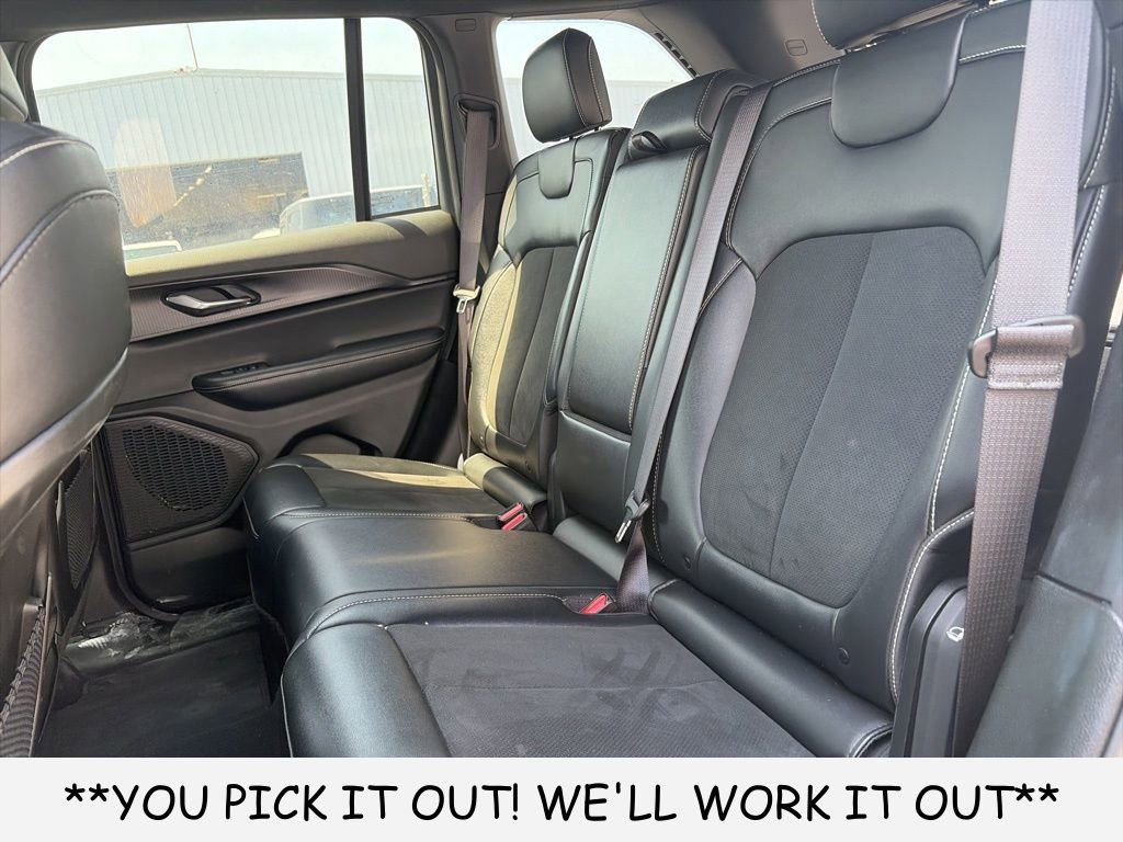Used 2025 Jeep Grand Cherokee Altitude AWD/4WD image 9