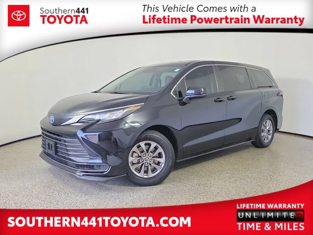 Used 2023 Toyota Sienna LE FWD image 1