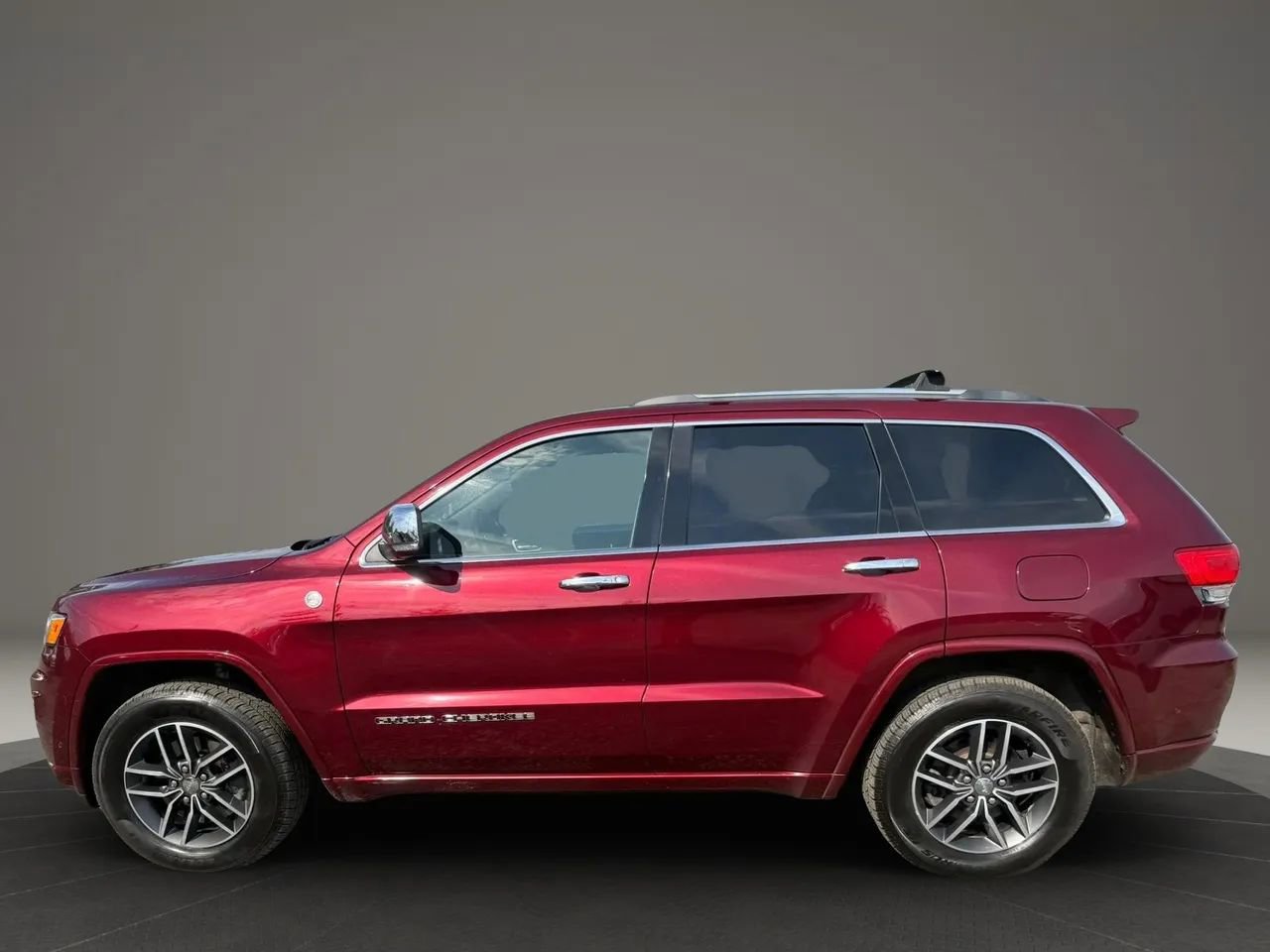 Used 2018 Jeep Grand Cherokee Overland AWD/4WD image 7