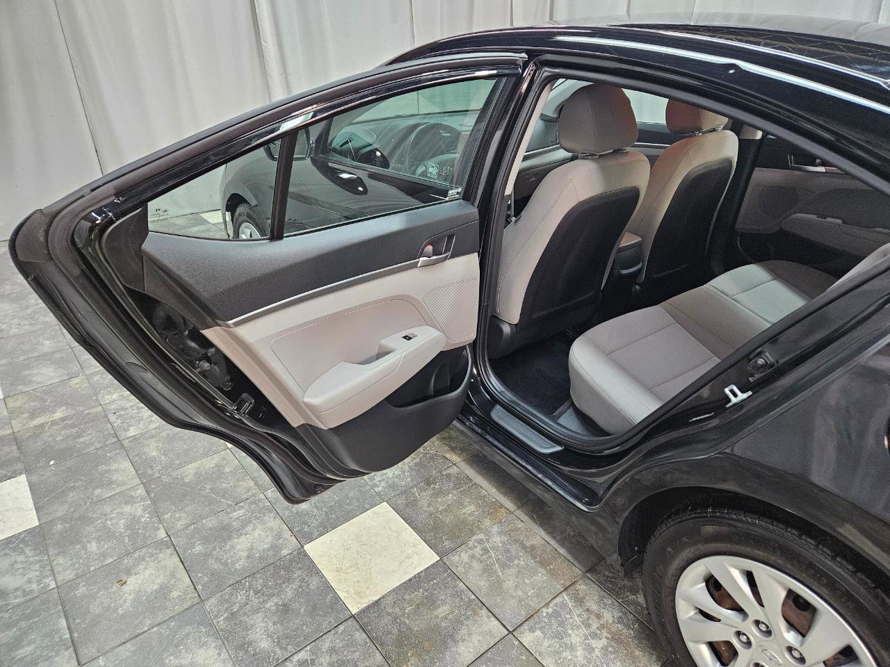 Used 2019 Hyundai Elantra SE FWD image 11