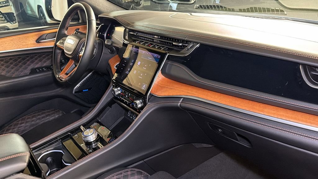 Used 2022 Jeep Grand Cherokee Summit image 10