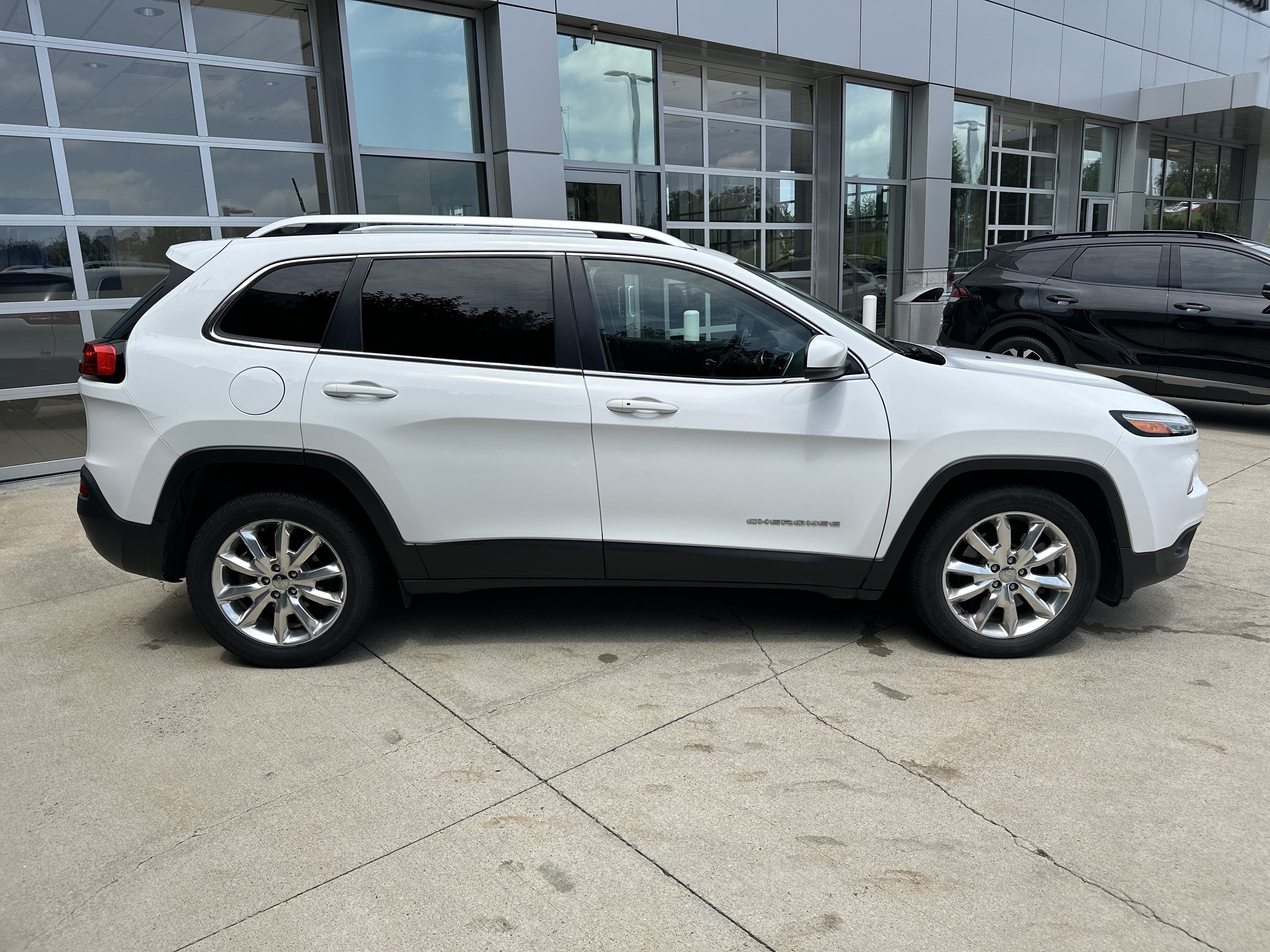 Used 2017 Jeep Cherokee Limited w/ Luxury Group FWD image 9