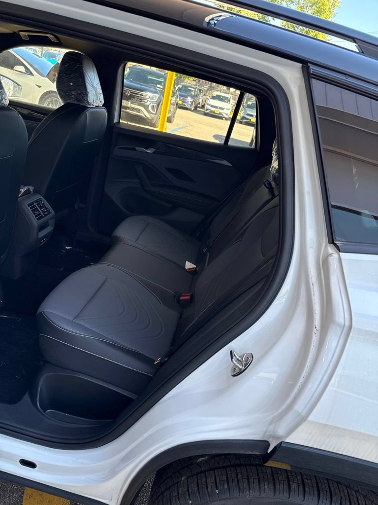 New 2026 Volkswagen Tiguan SE R-Line AWD/4WD image 18
