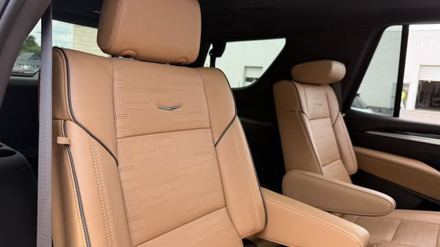 Used 2025 Cadillac Escalade Premium Luxury w/ LPO, Floor Liner Package AWD/4WD image 19