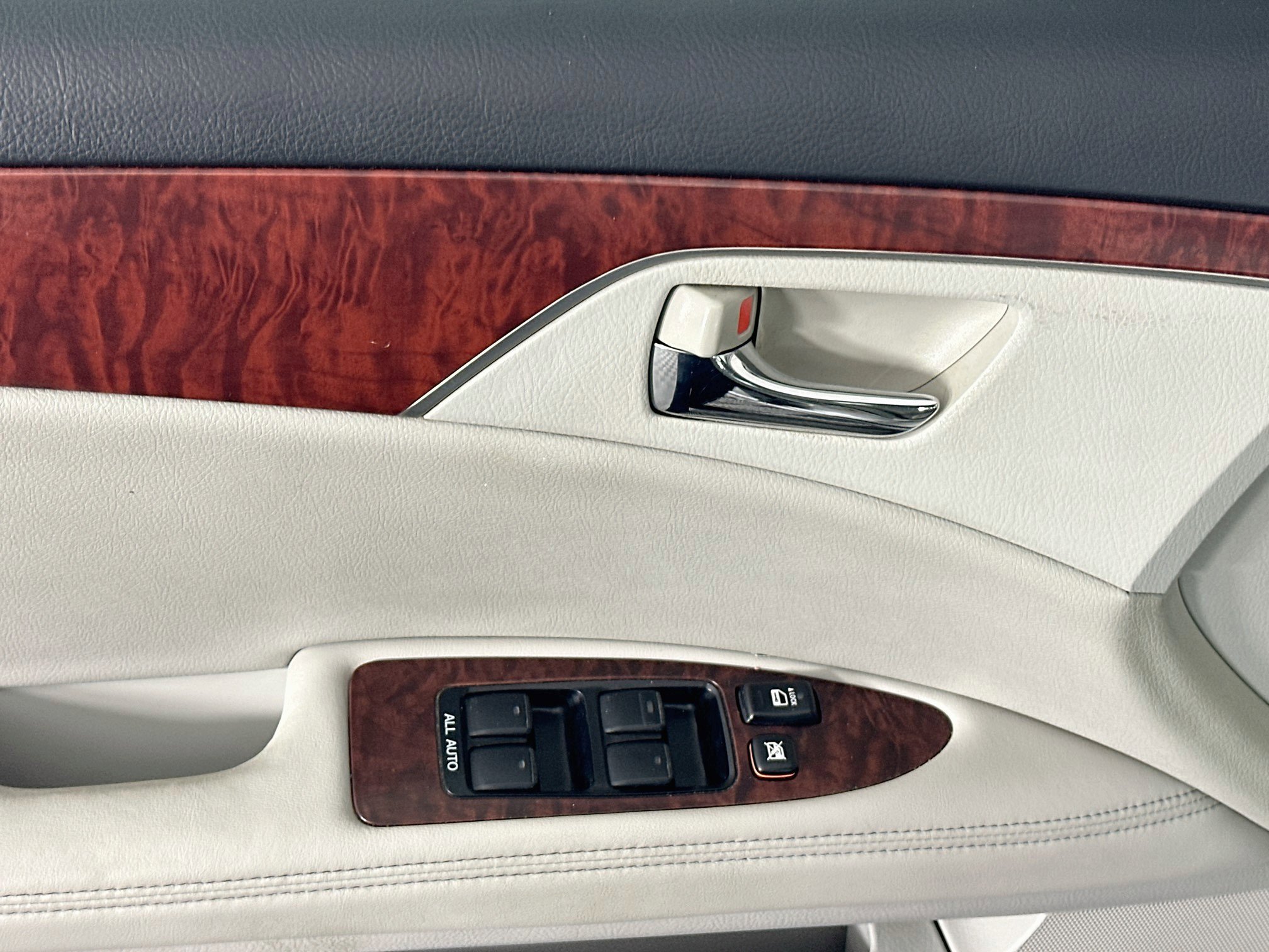 Used 2012 Toyota Avalon FWD image 15
