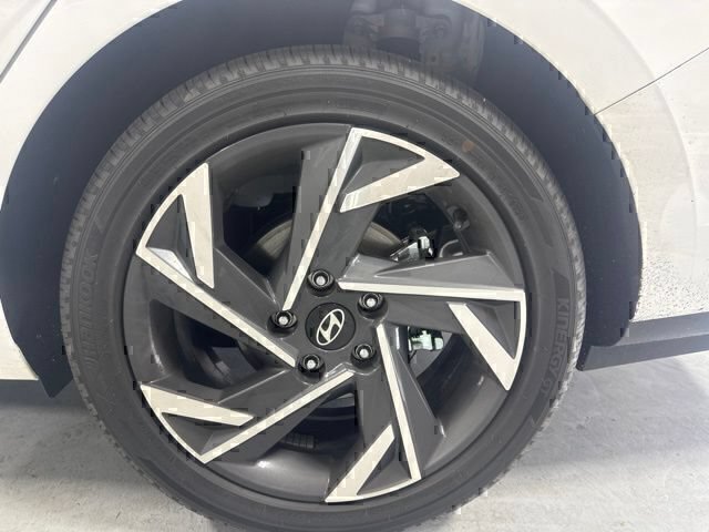 Certified 2025 Hyundai Elantra Limited FWD image 9