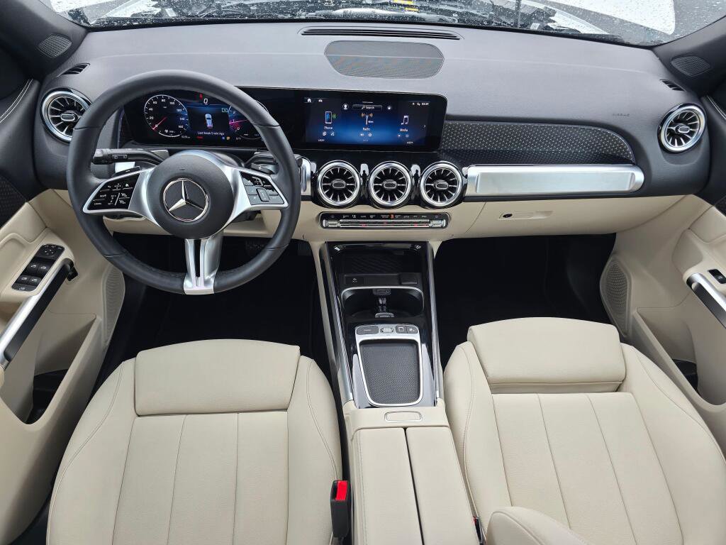 Used 2025 Mercedes-Benz GLB 250 4MATIC image 17