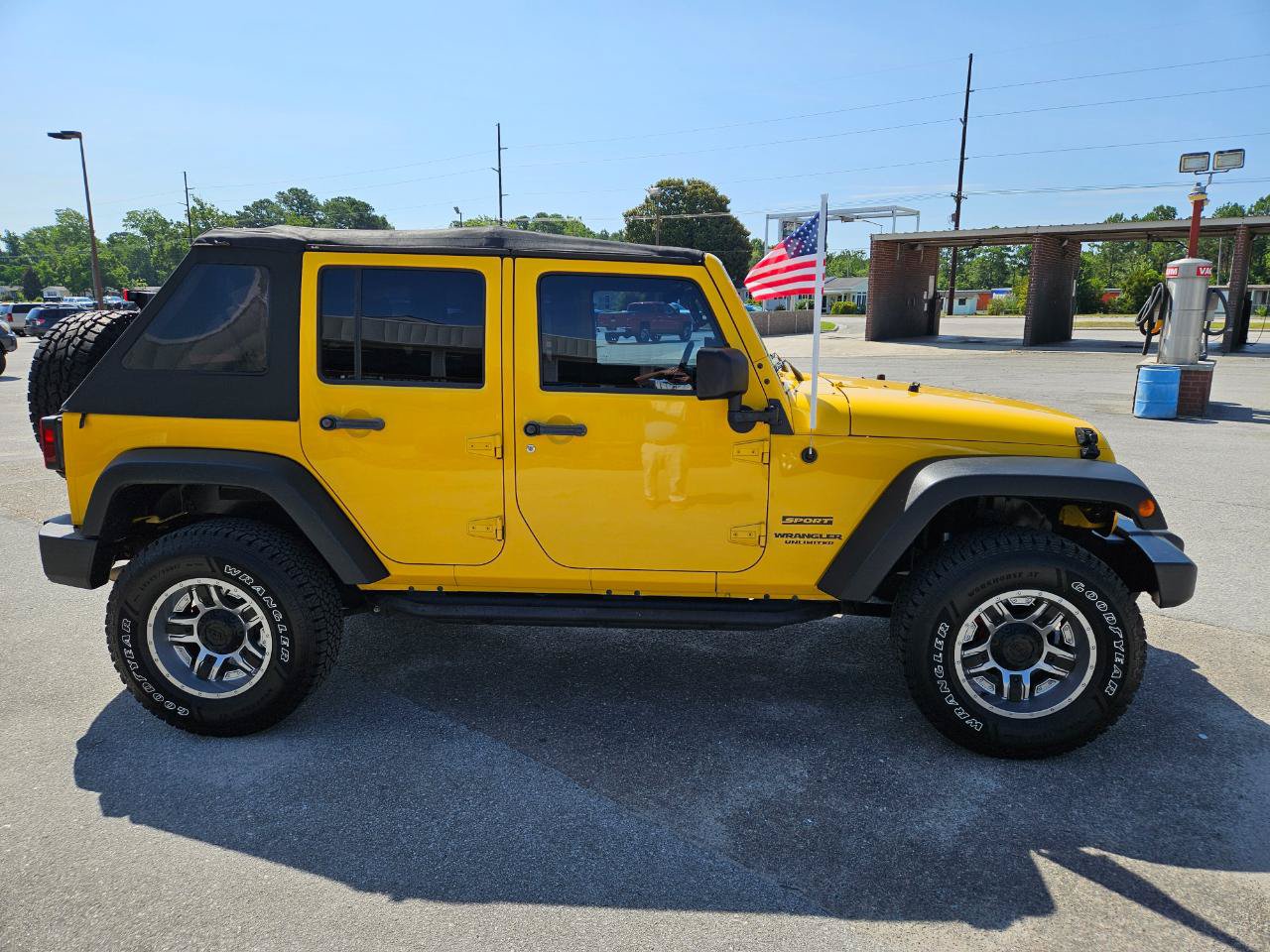 Used 2015 Jeep Wrangler Unlimited Sport w/ Connectivity Group AWD/4WD image 7