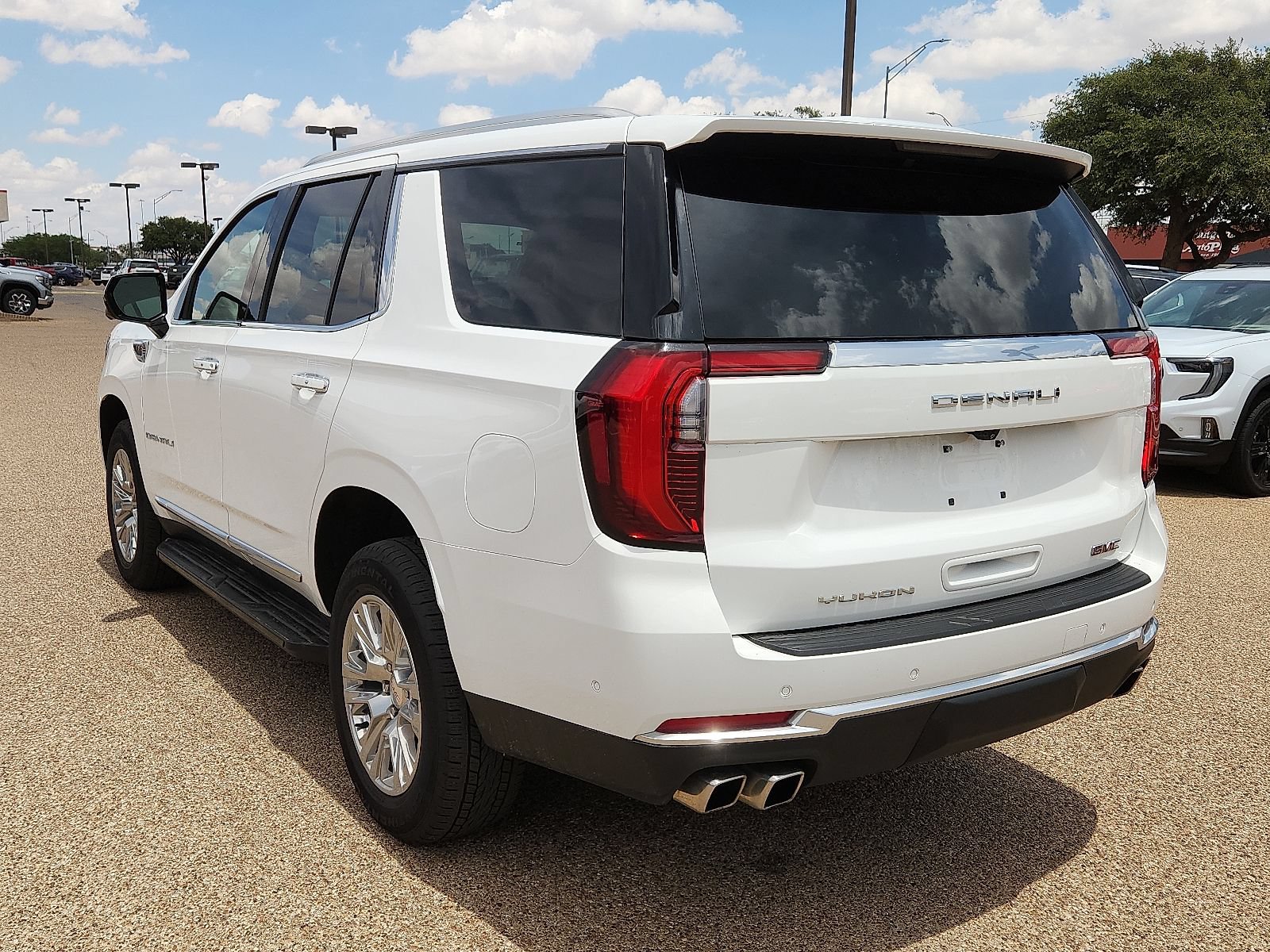 Used 2025 GMC Yukon Denali AWD/4WD image 3