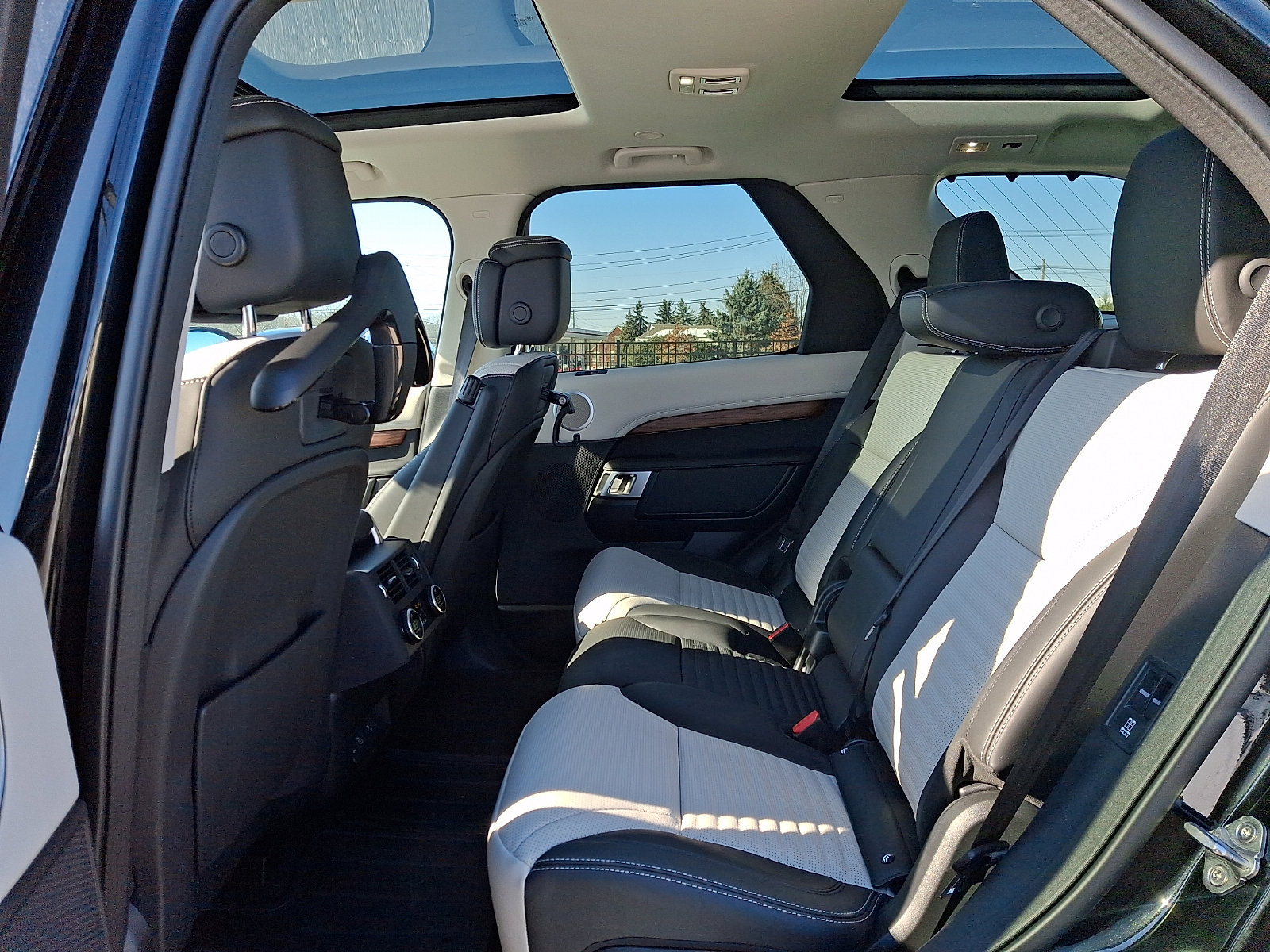 Used 2025 Land Rover Discovery Dynamic SE image 10