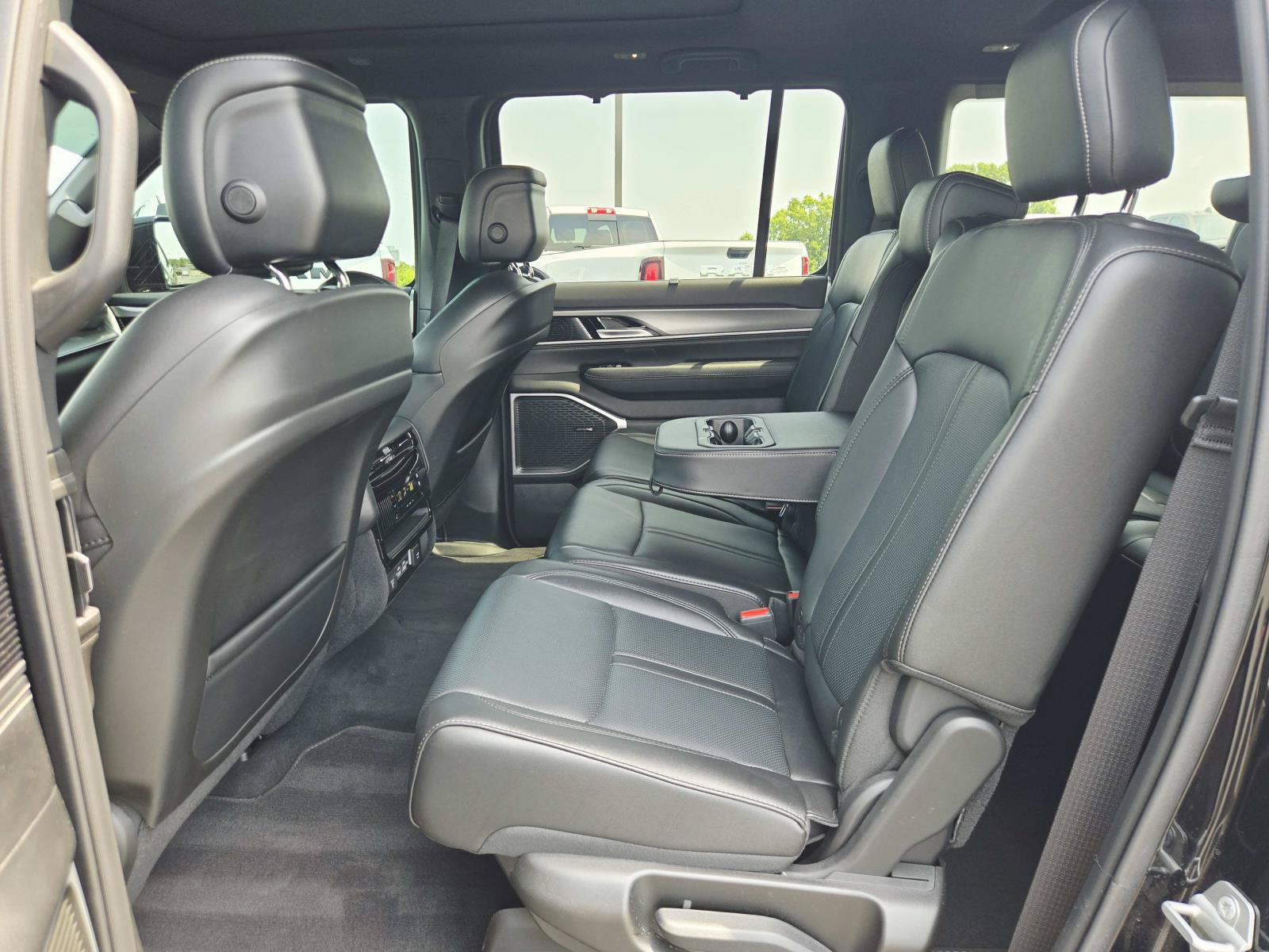 Used 2025 Jeep Wagoneer 4WD w/ Convenience Group I image 14