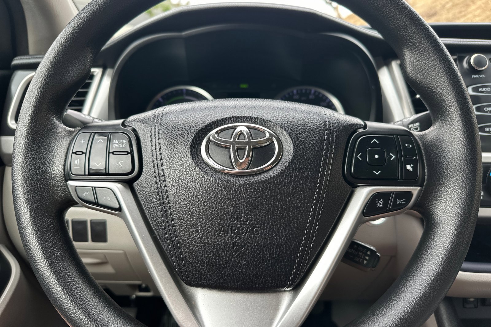 Used 2018 Toyota Highlander LE w/ Carpet Mat Package (TMS) AWD/4WD image 26