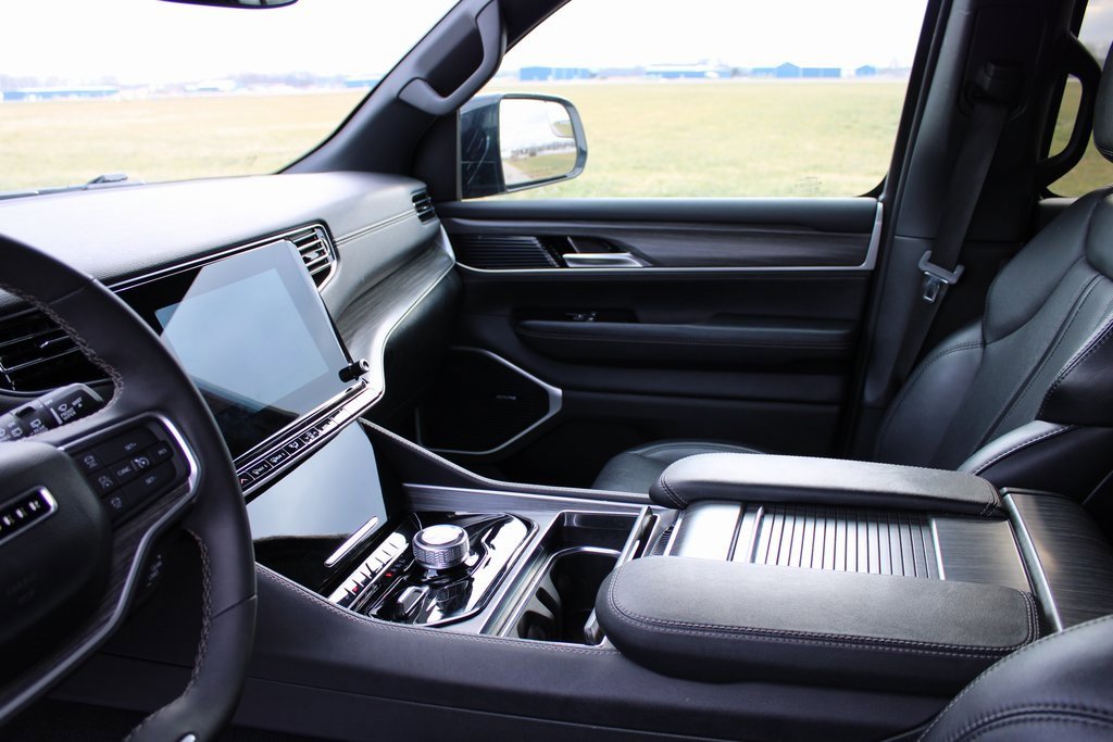 Used 2024 Jeep Wagoneer L Series II w/ Flexible Seating Group image 12