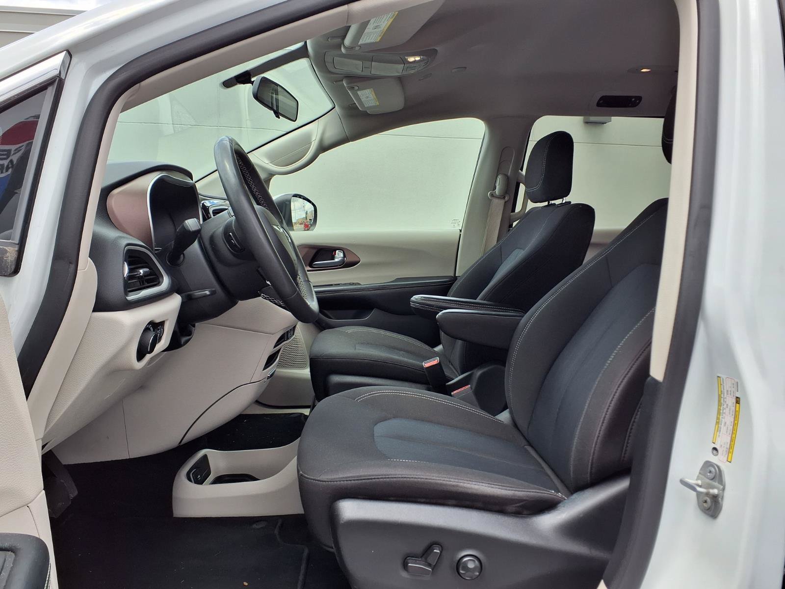 Used 2022 Chrysler Voyager LX FWD image 13