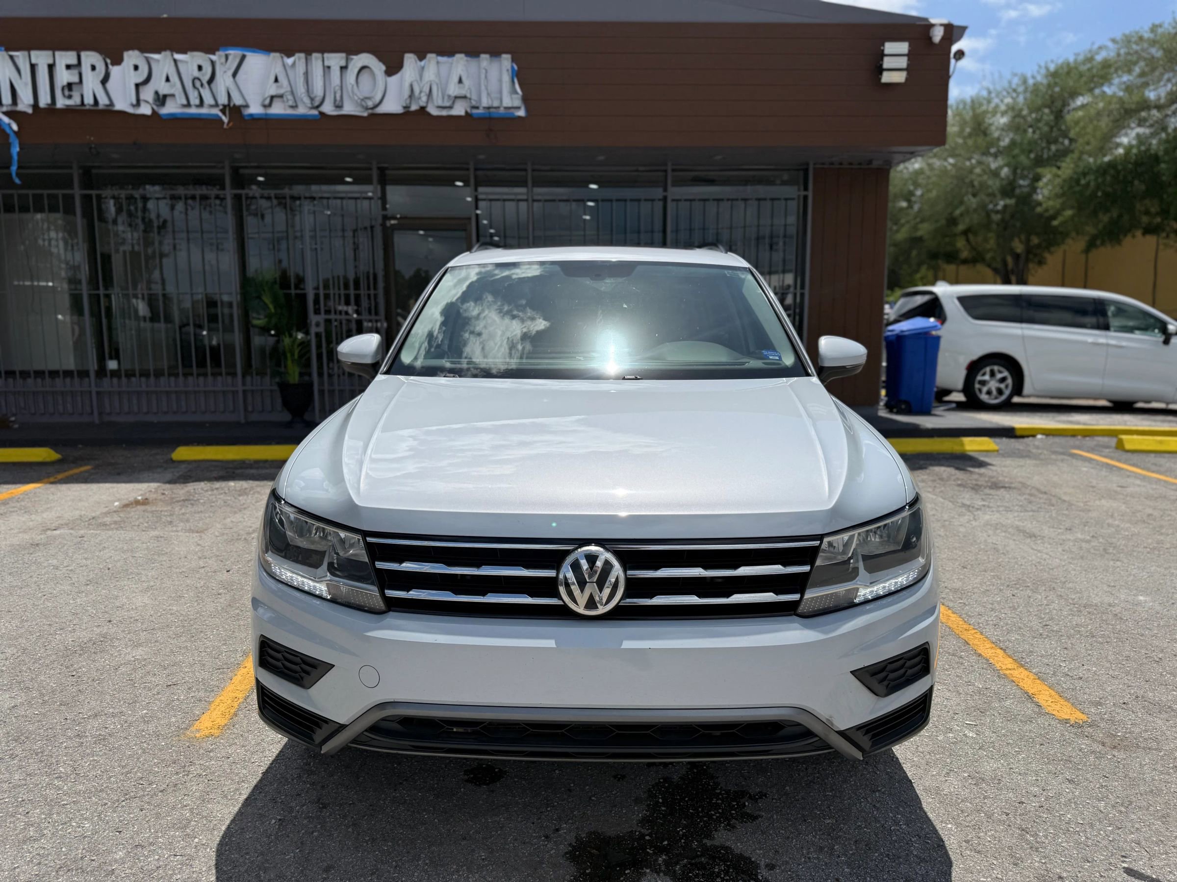 Used 2018 Volkswagen Tiguan SE w/ Panoramic Sunroof Package FWD image 2