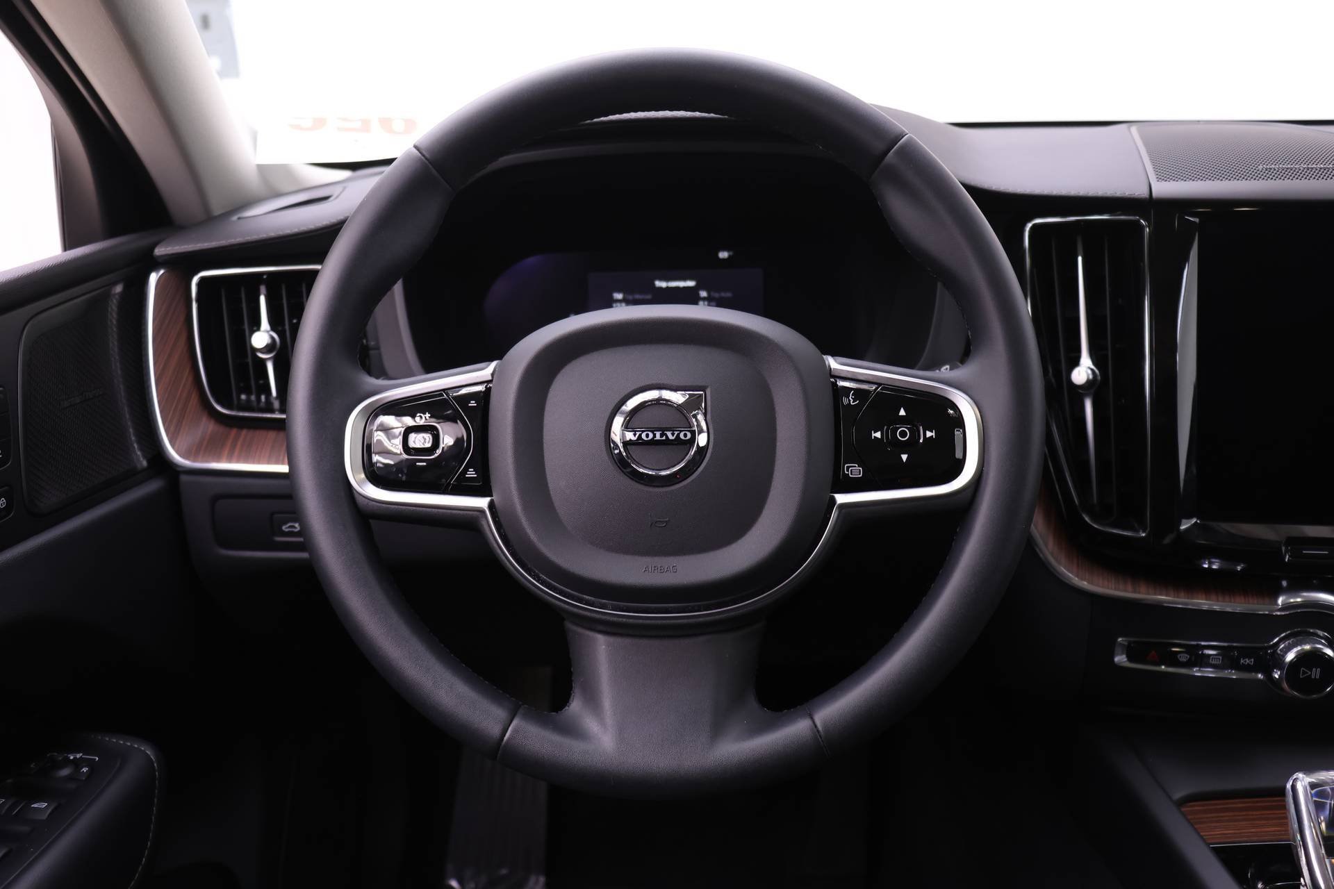 Certified 2023 Volvo XC60 B5 Ultimate w/ Protection Package Premier image 19