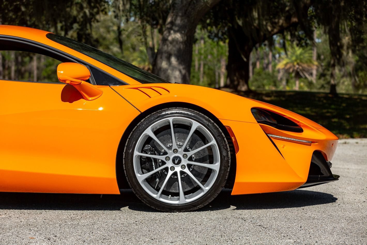 Used 2024 McLaren Artura RWD image 44