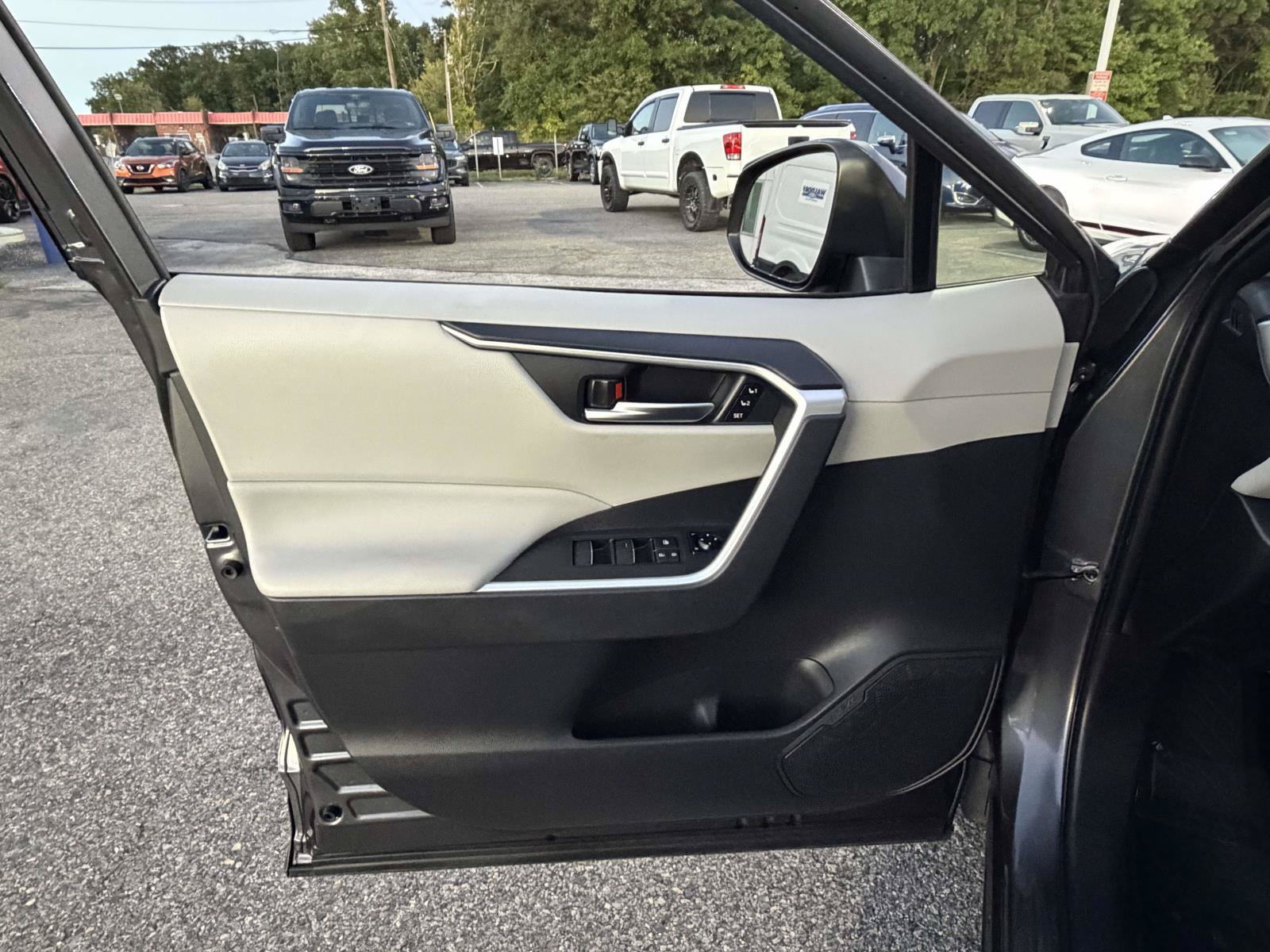 Used 2019 Toyota RAV4 XLE Premium w/ Cold Weather Package AWD/4WD image 18