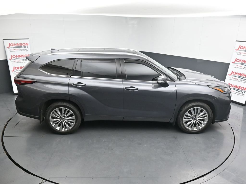 Used 2025 Toyota Highlander Platinum image 17