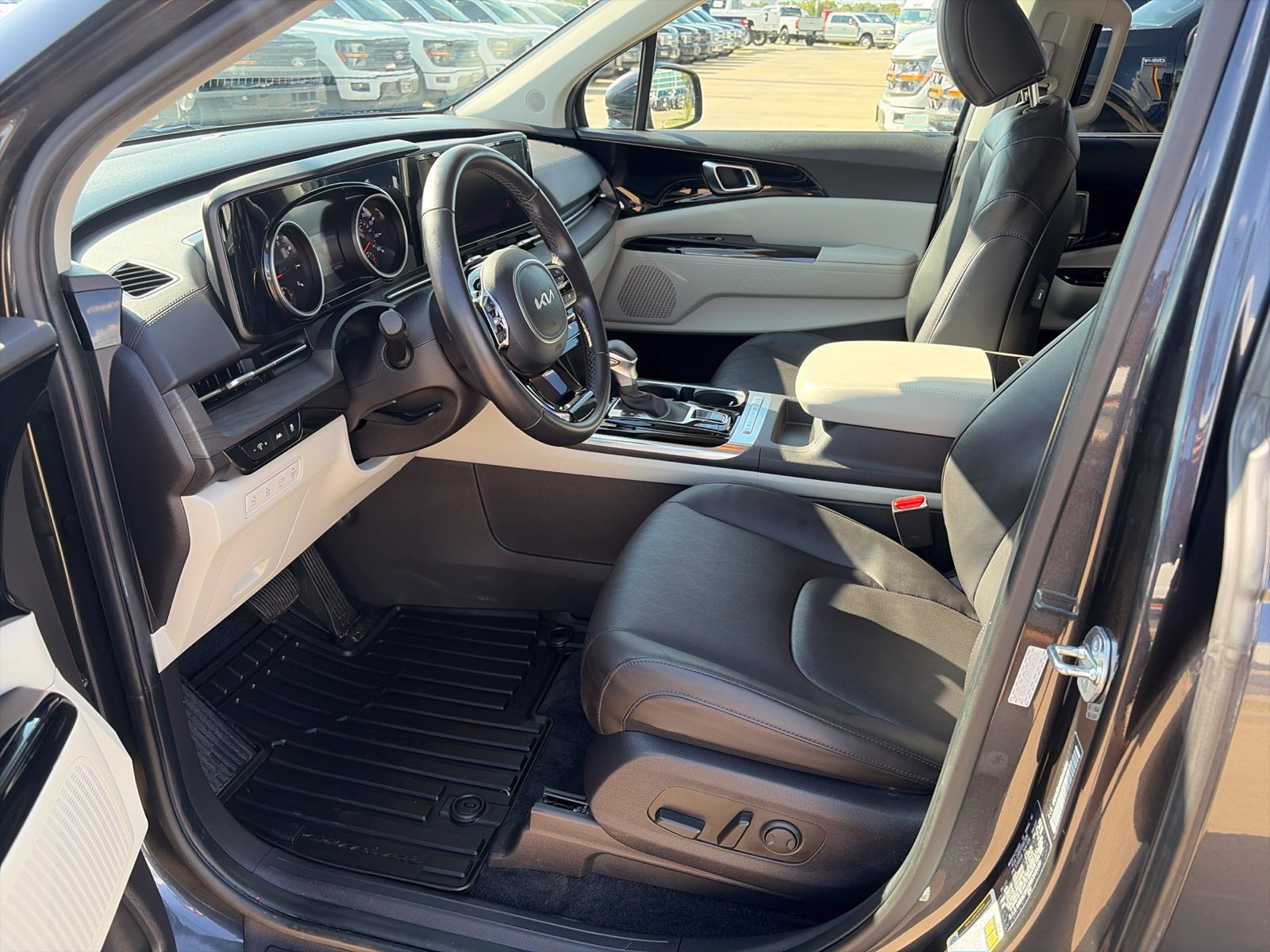 Used 2024 Kia Carnival EX FWD image 11