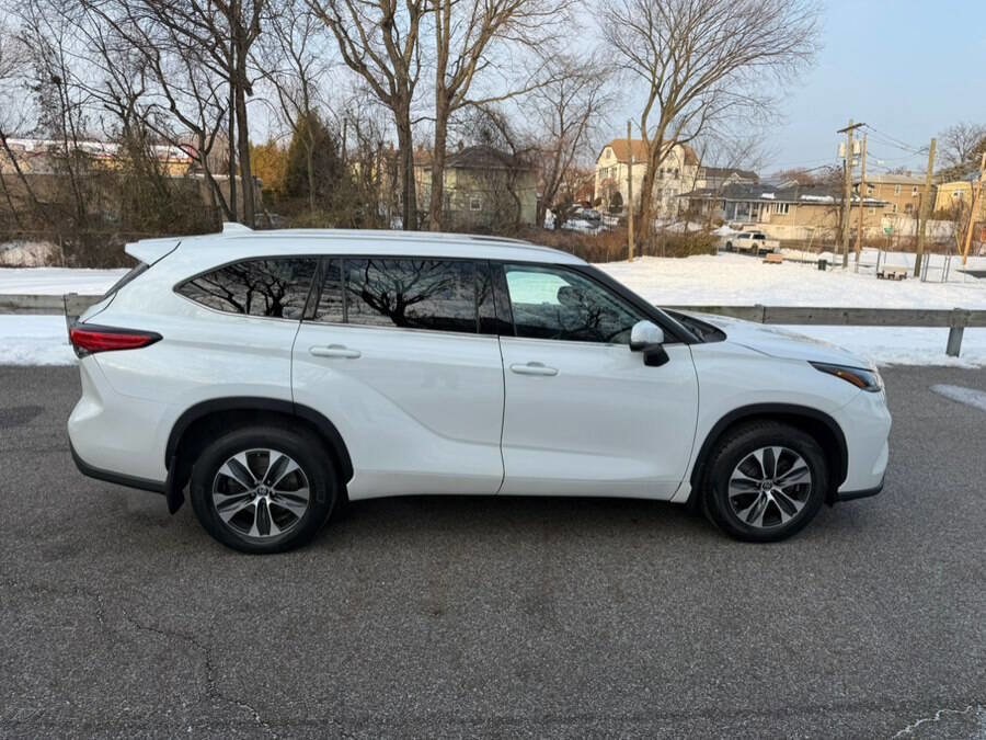 Used 2022 Toyota Highlander XLE image 9