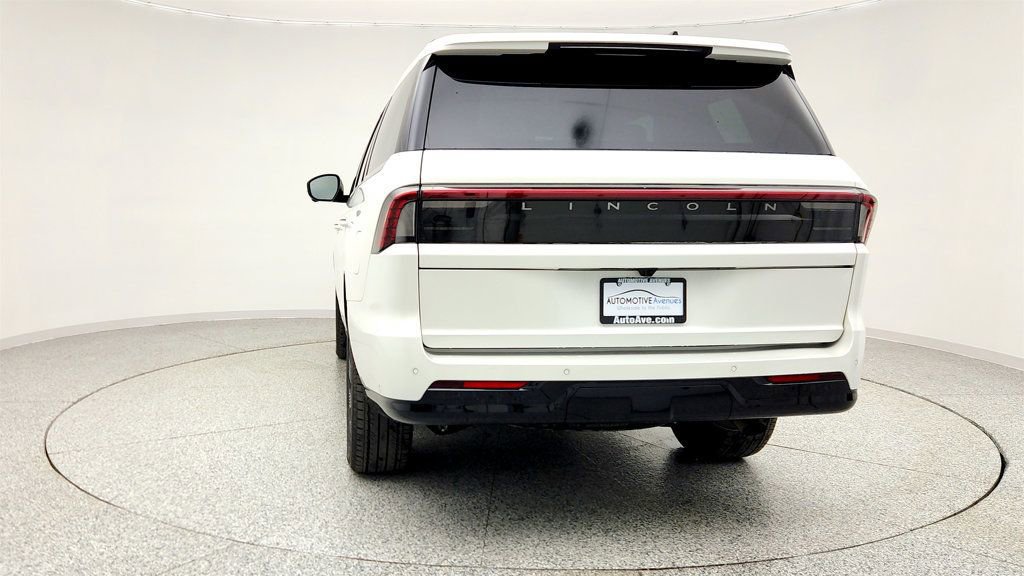 Used 2025 Lincoln Navigator Reserve w/ Jet Appearance Package image 6
