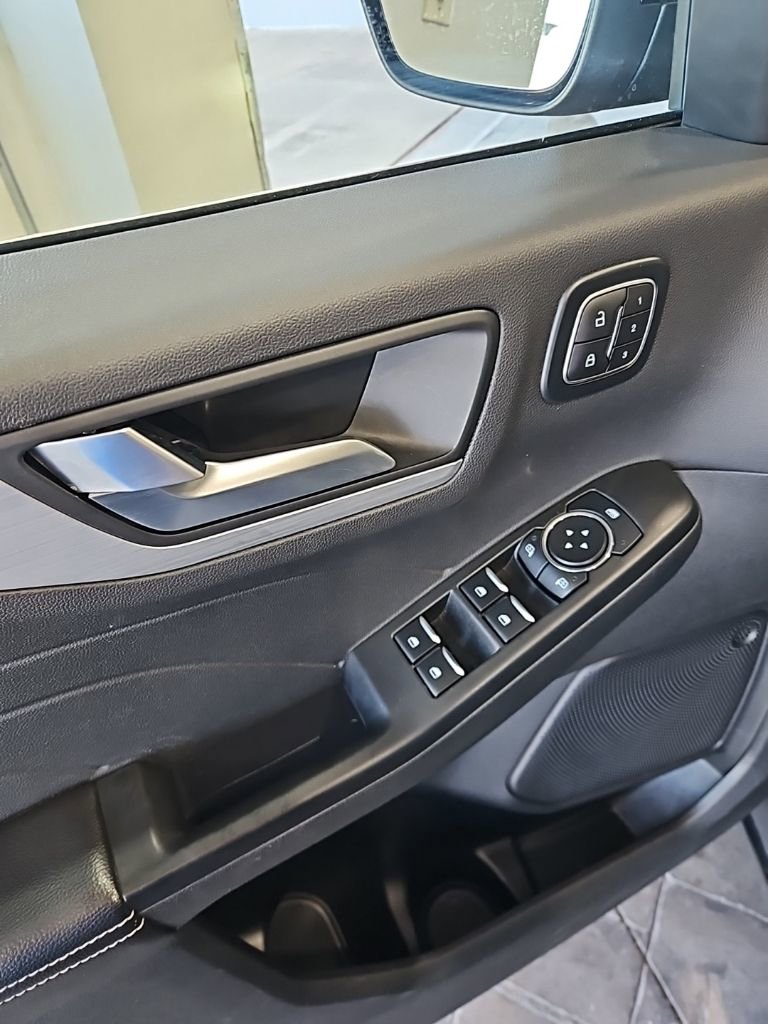 Used 2025 Ford Escape Platinum image 27