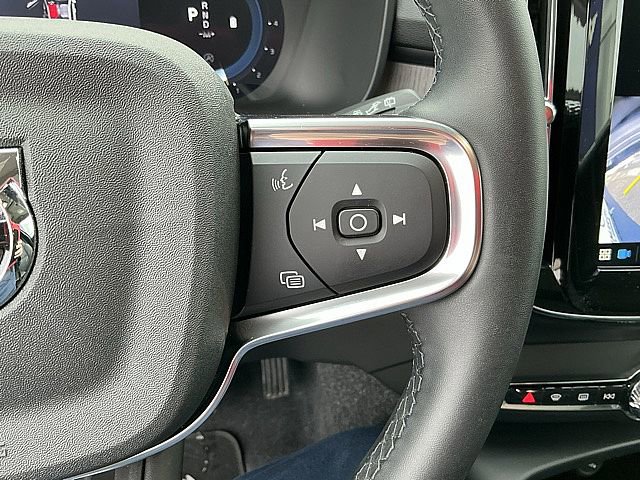 Certified 2025 Volvo XC40 B5 Core image 28