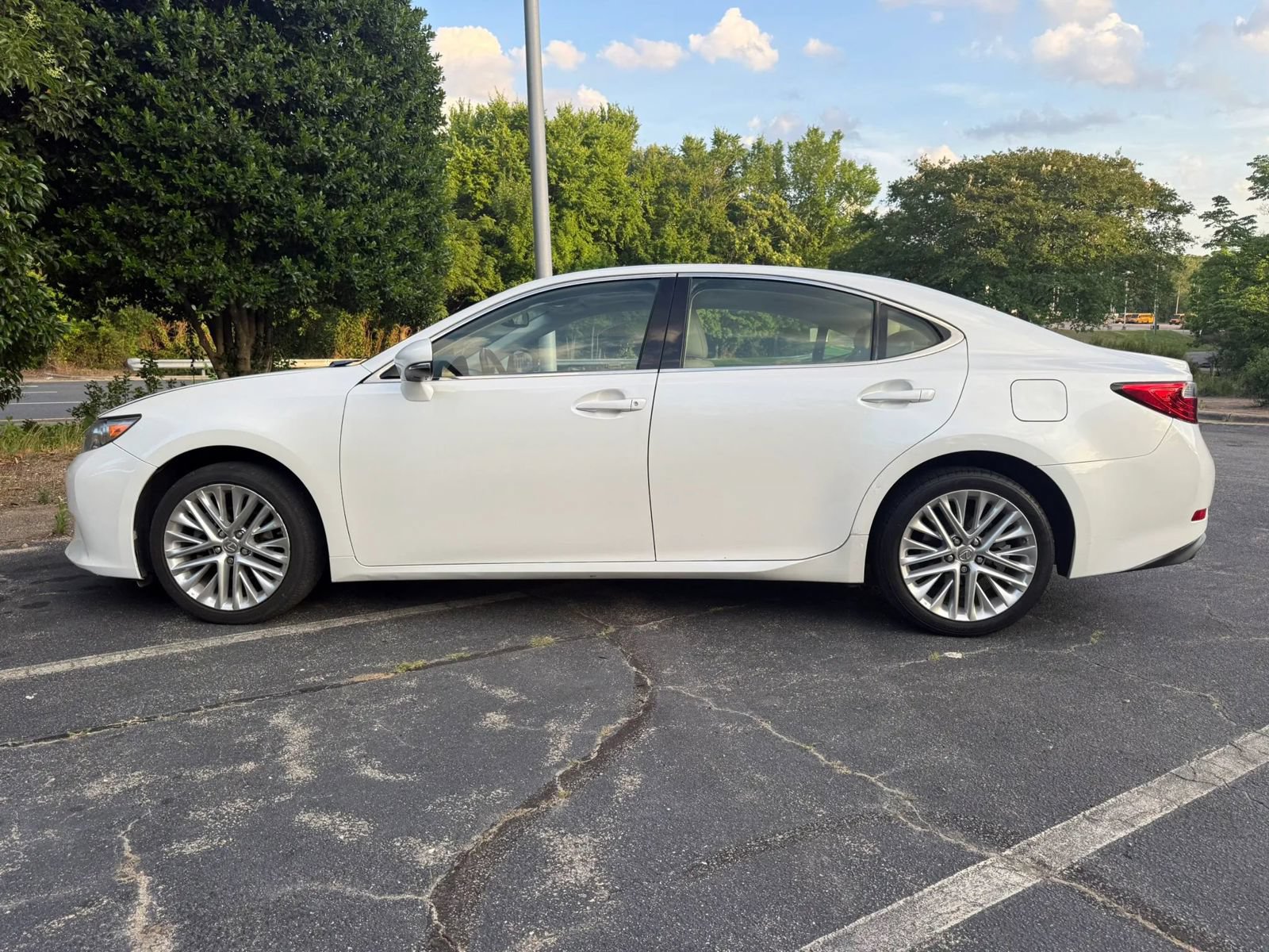 Used 2014 Lexus ES 350 w/ Ultra Luxury Package FWD image 4