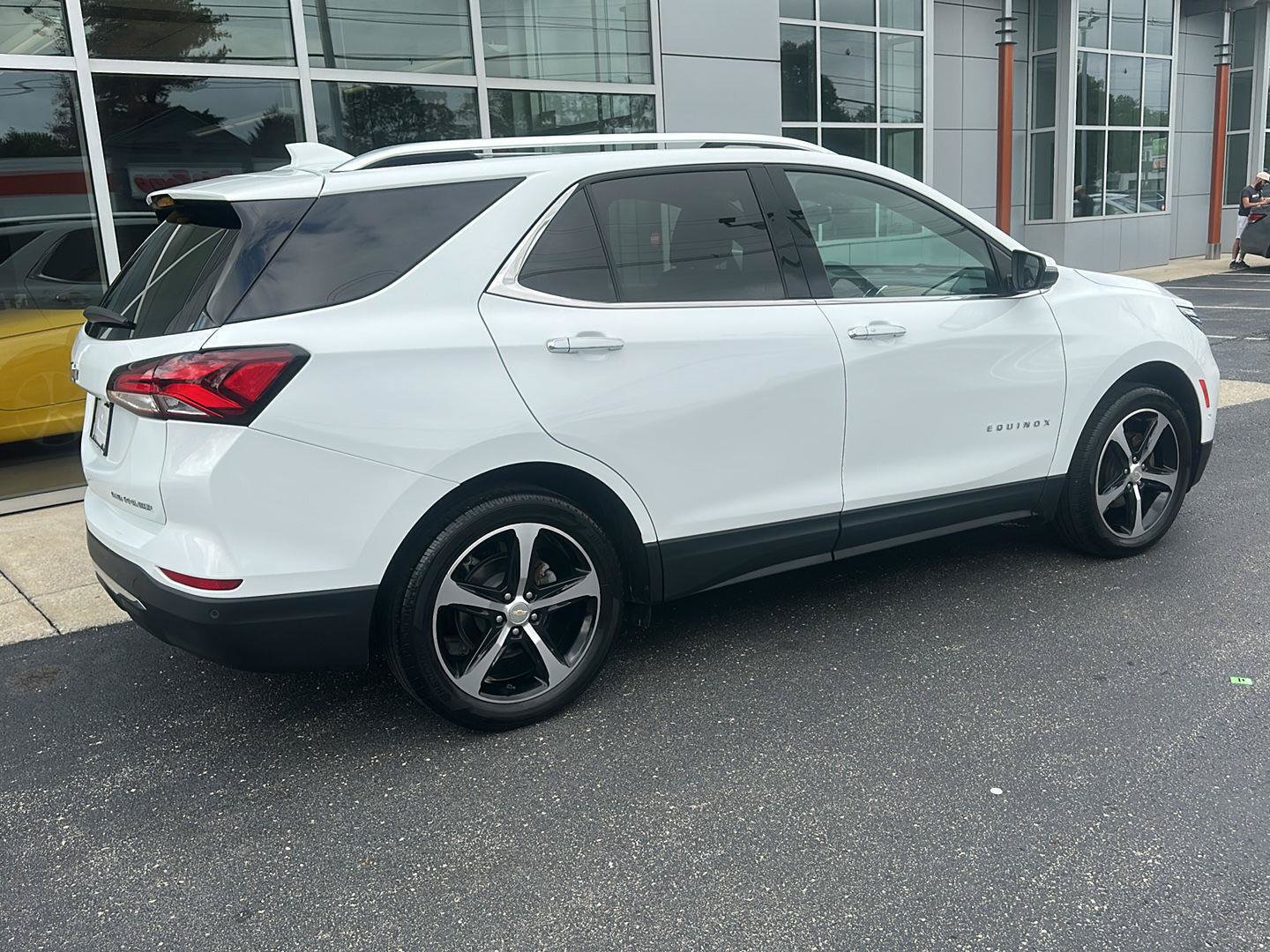 Used 2022 Chevrolet Equinox Premier AWD/4WD image 3
