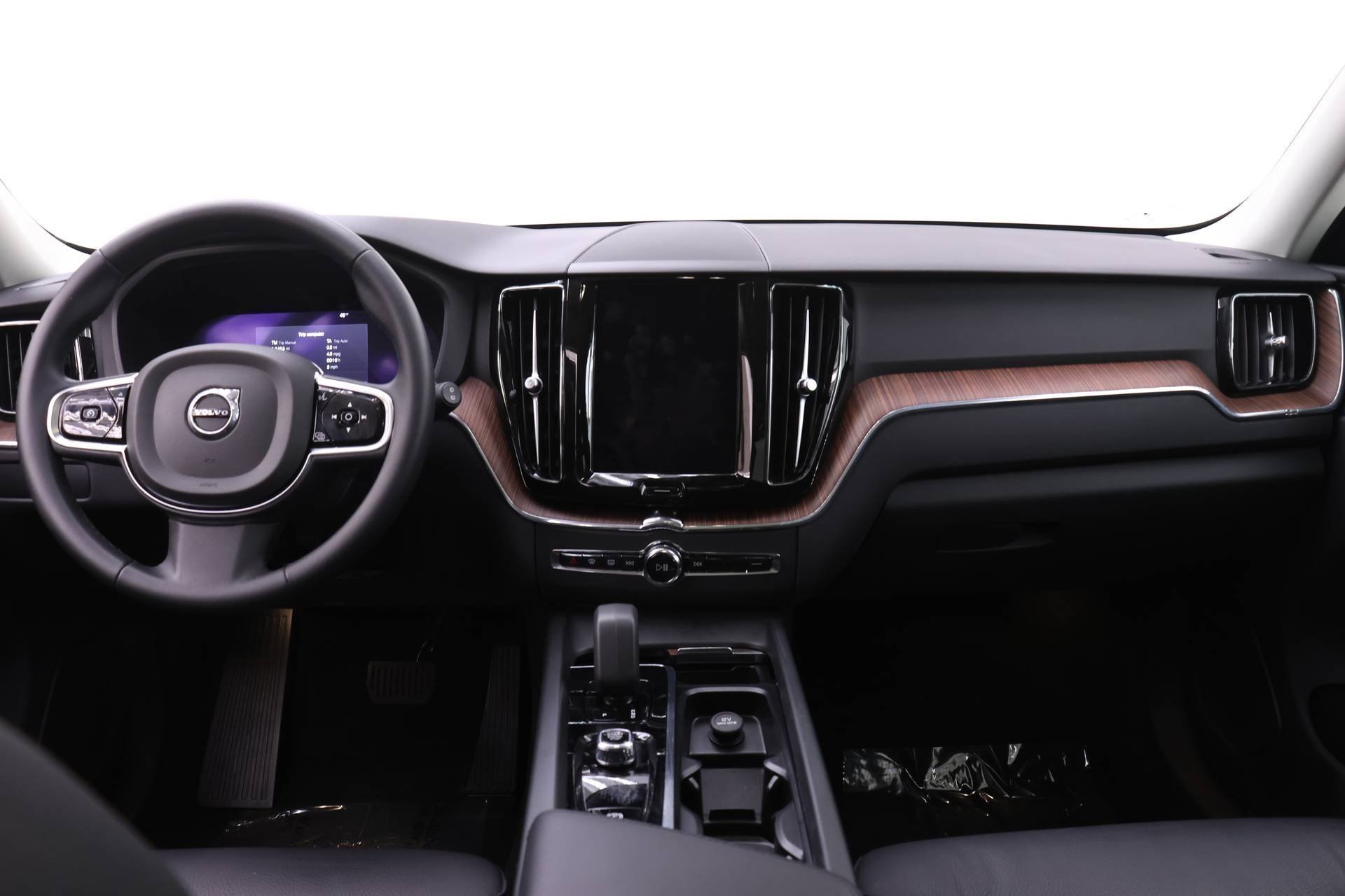 Certified 2024 Volvo XC60 B5 Plus image 8