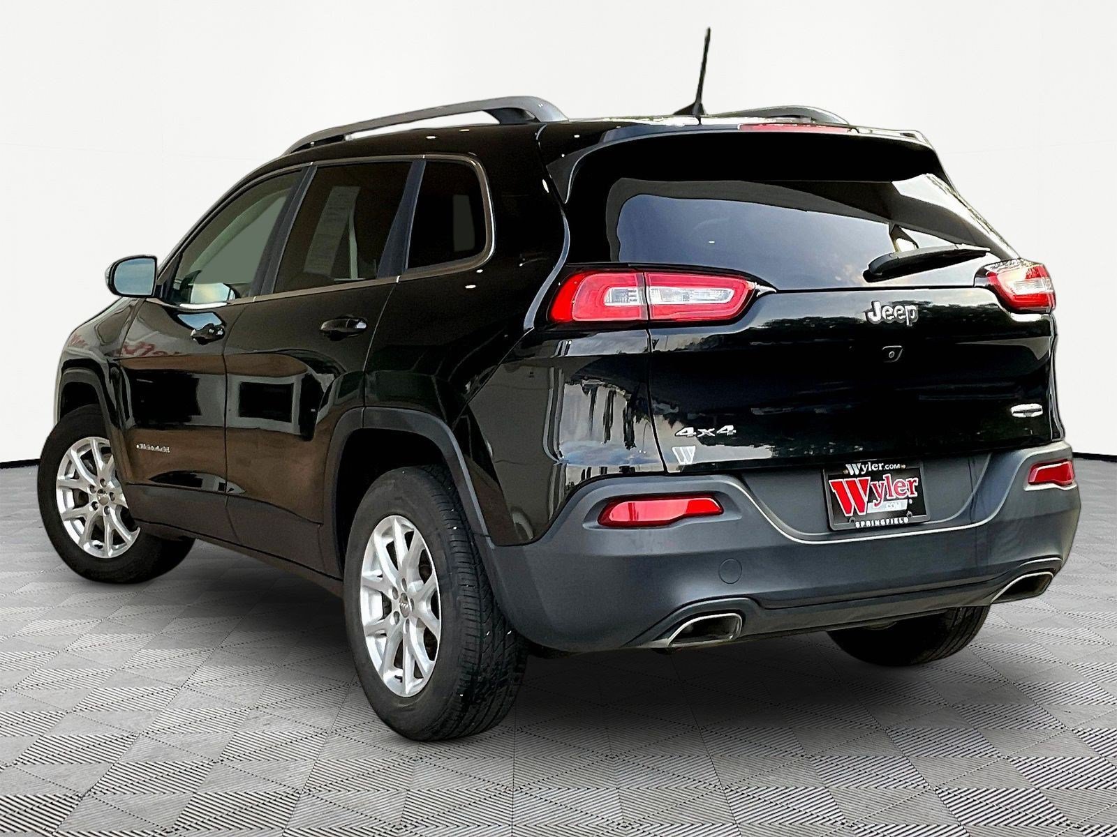 Used 2017 Jeep Cherokee Latitude w/ Cold Weather Group AWD/4WD image 4