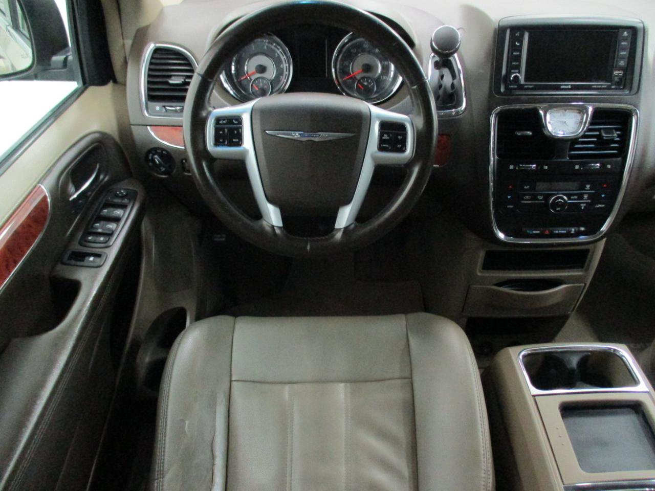 Used 2014 Chrysler Town & Country Touring image 17