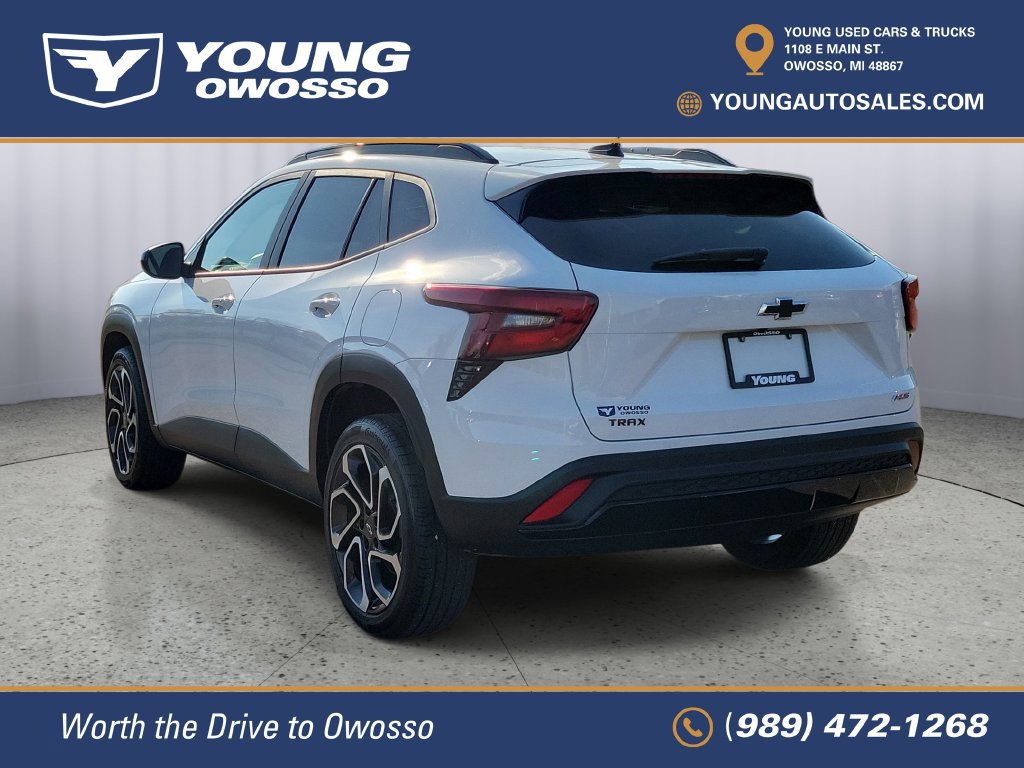 Used 2024 Chevrolet Trax RS w/ Driver Confidence Package FWD image 4