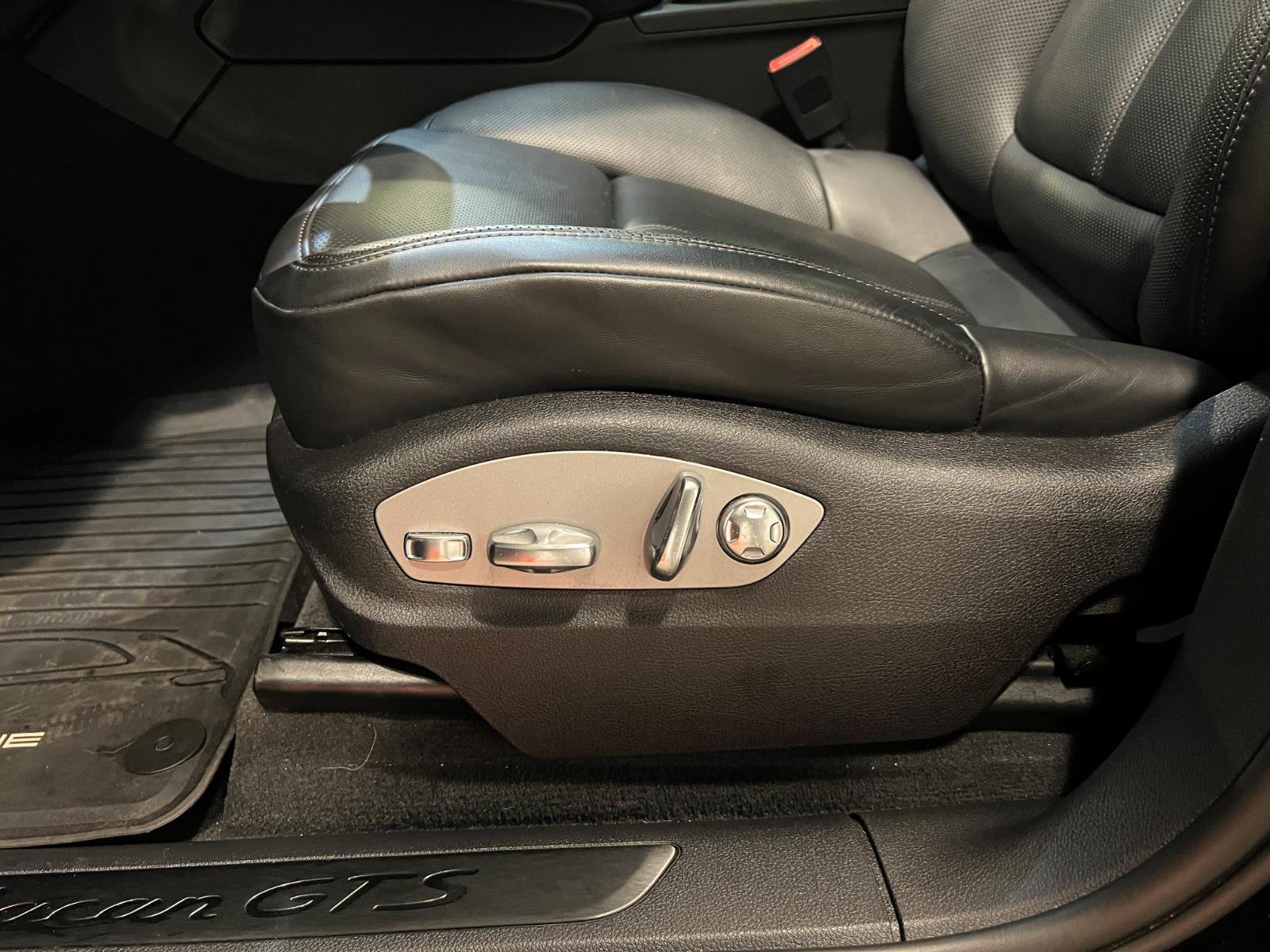 Used 2024 Porsche Macan GTS image 24