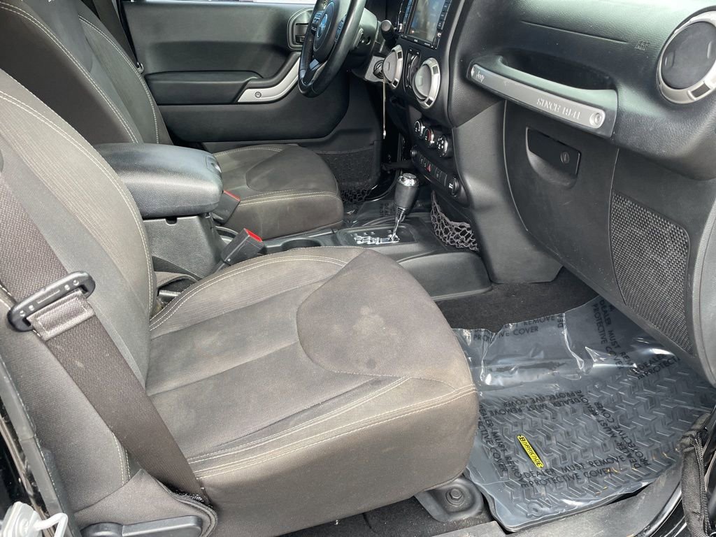 Used 2017 Jeep Wrangler Unlimited Sahara w/ Connectivity Group image 23