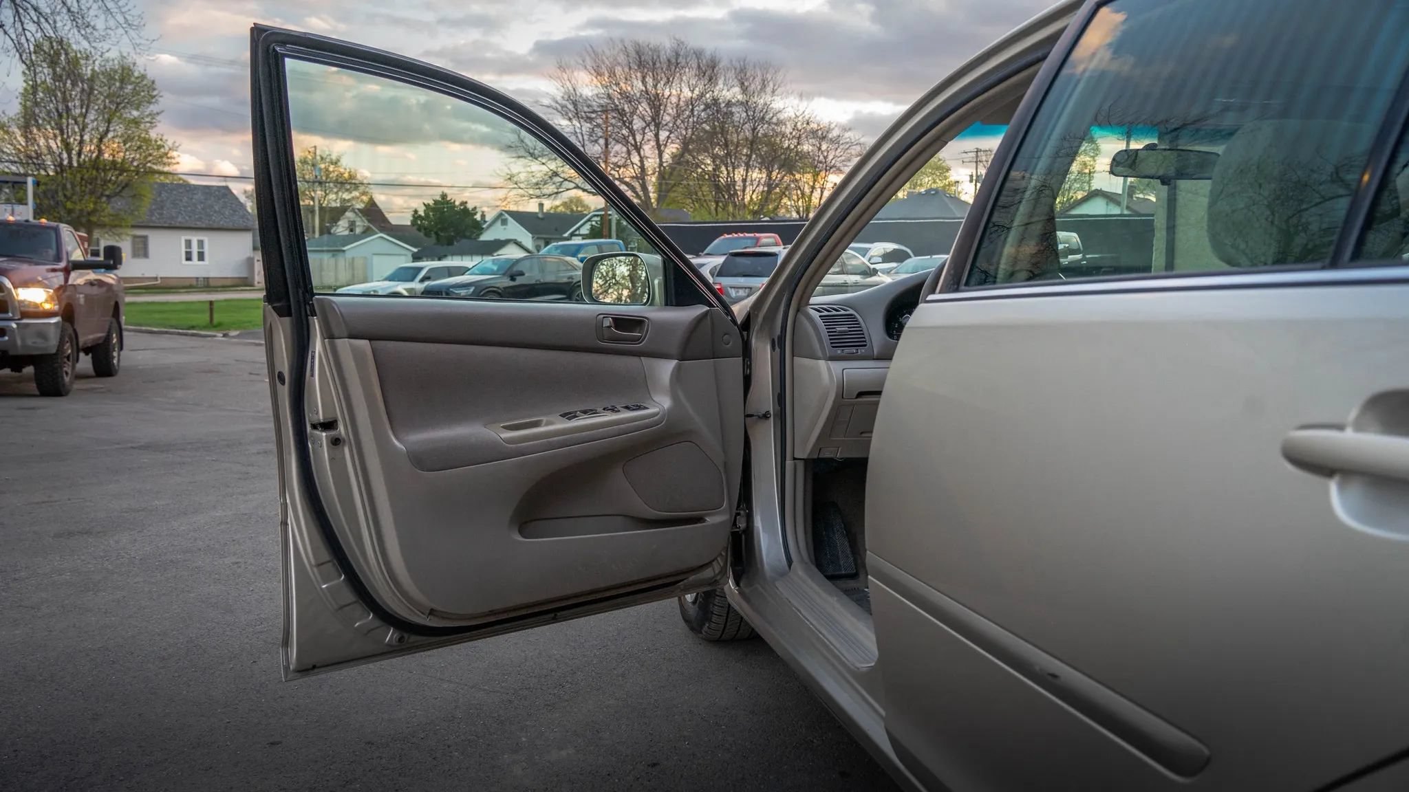 Used 2004 Toyota Camry LE w/ Fleet Convenience Pkg FWD image 3