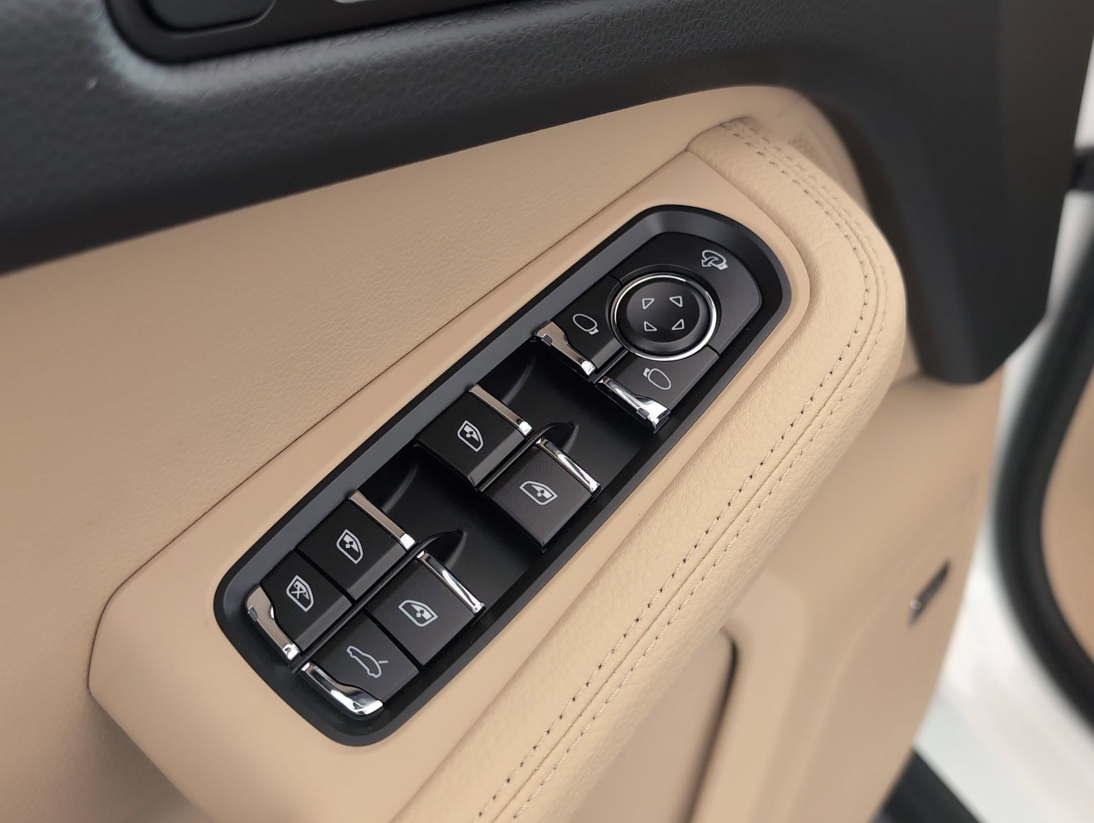 Certified 2026 Porsche Macan AWD/4WD image 17
