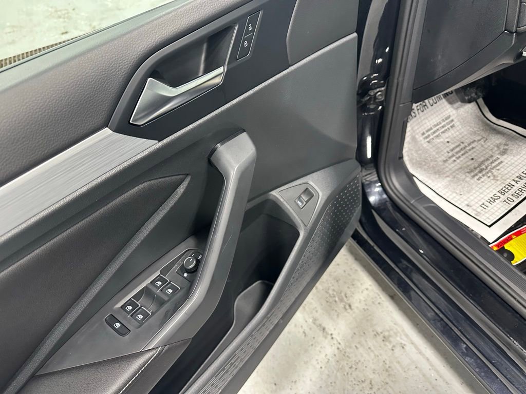 Used 2025 Volkswagen Jetta S image 9