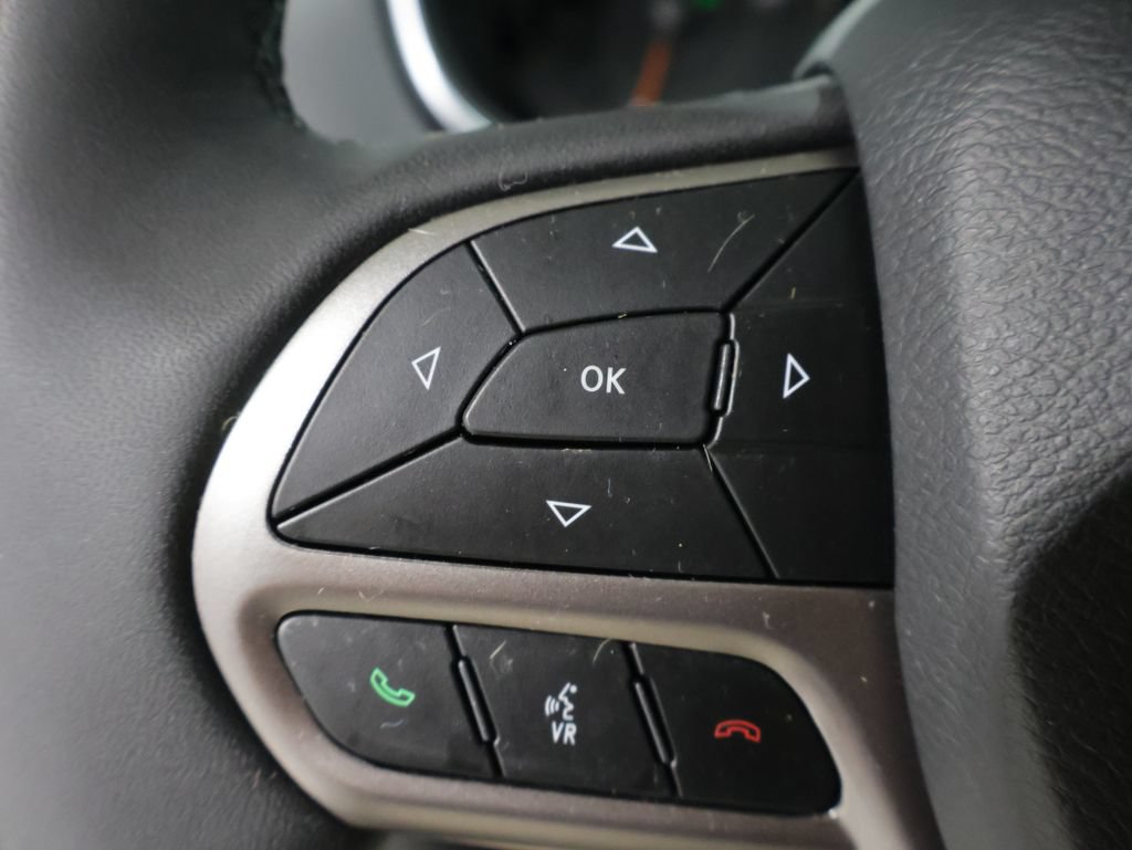 Used 2021 Jeep Cherokee Latitude Lux w/ Comfort/Convenience Group AWD/4WD image 33