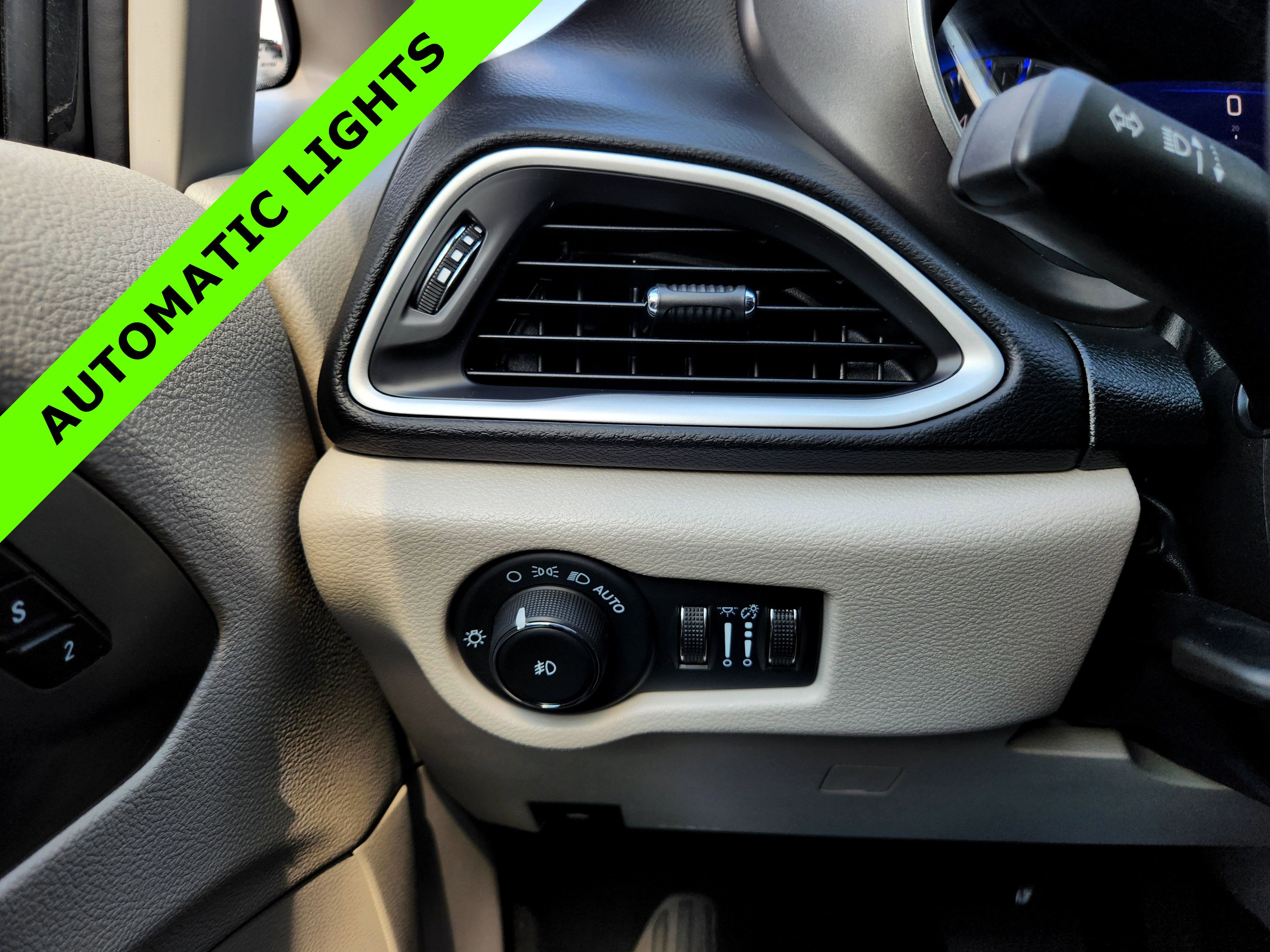 Used 2024 Chrysler Pacifica Touring-L image 14