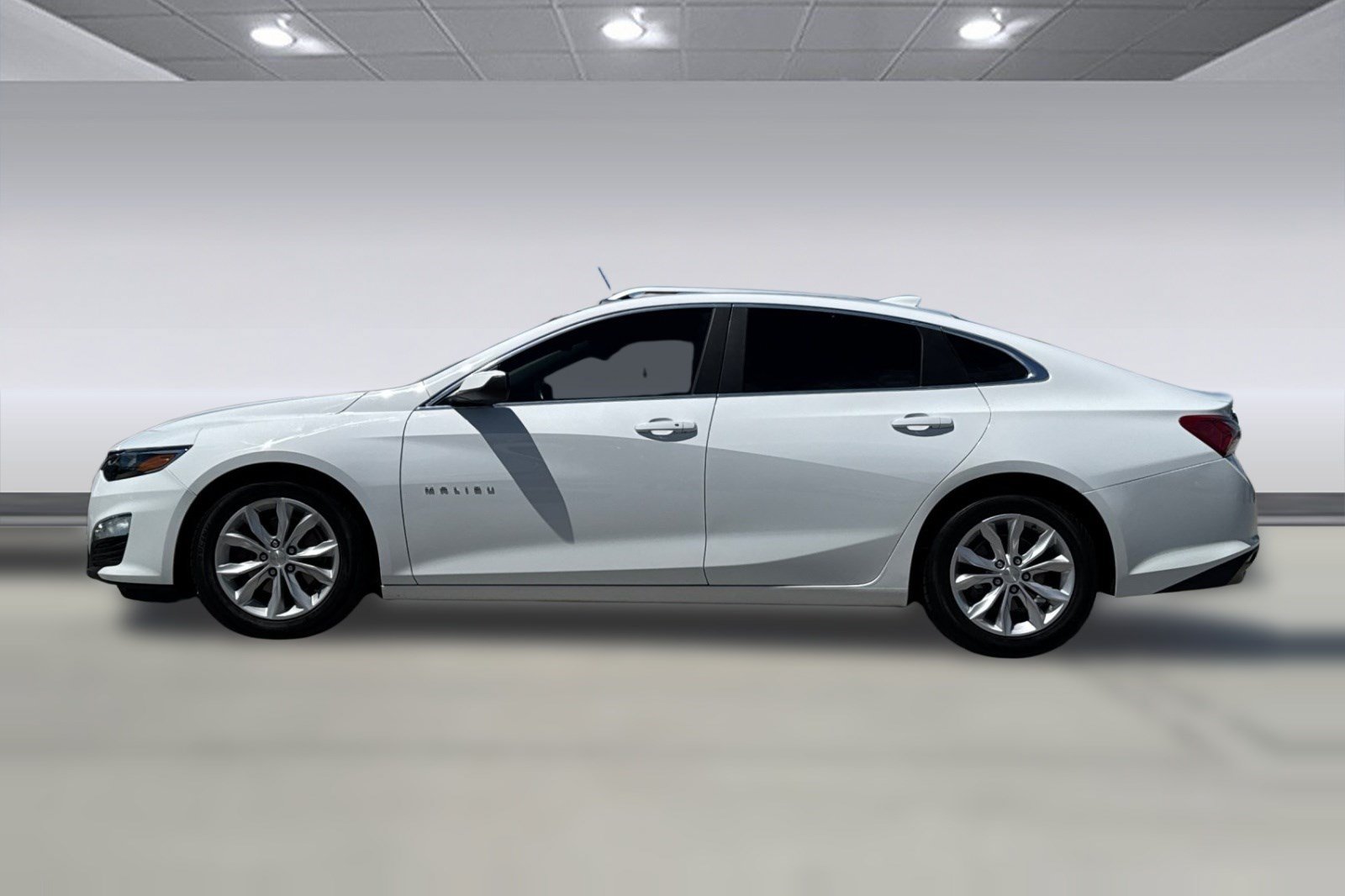 Used 2019 Chevrolet Malibu Hybrid w/ Leather Package FWD image 2