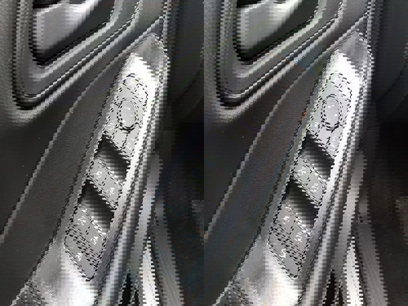 Used 2025 Nissan Rogue S image 12