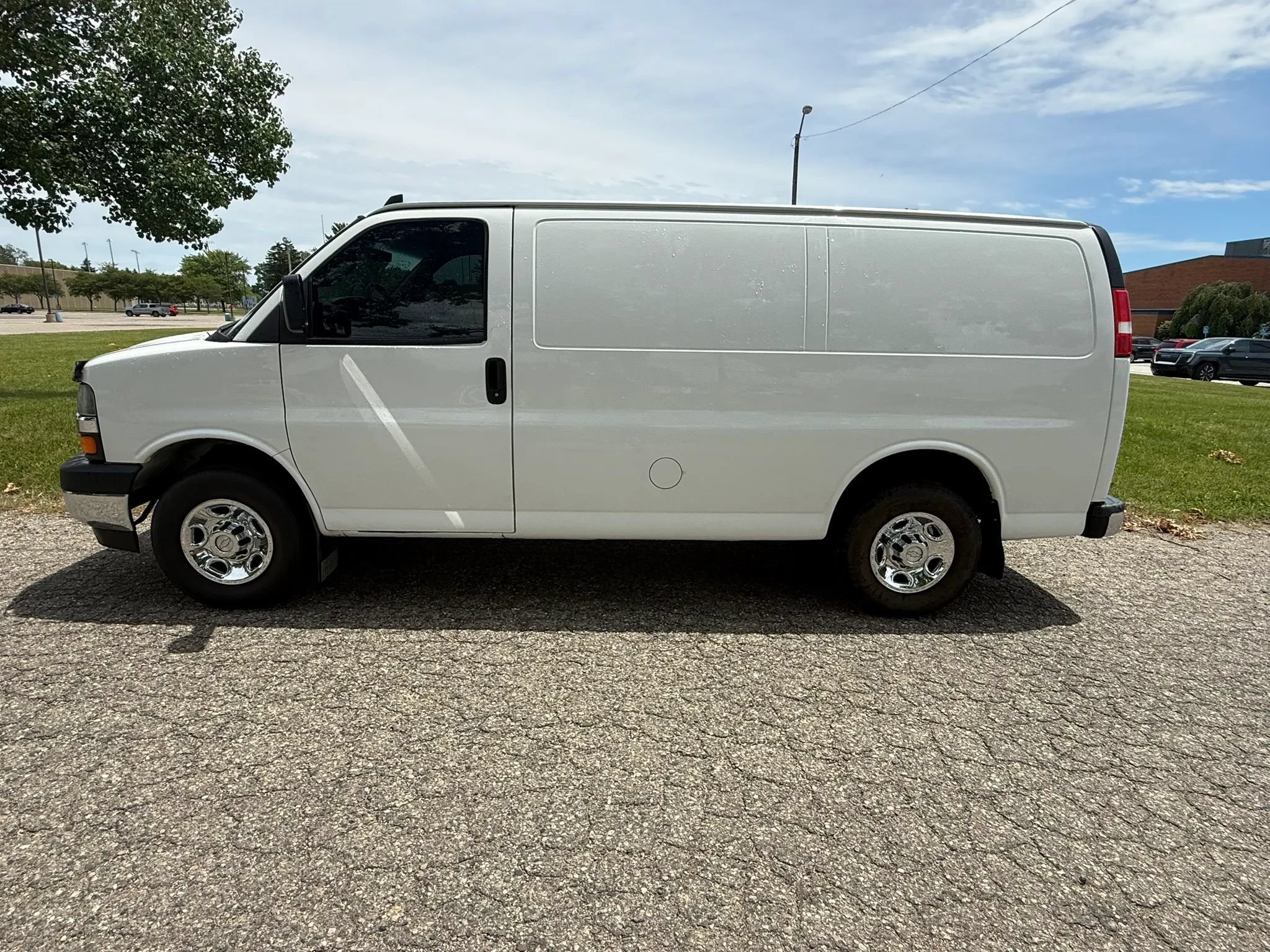 Used 2017 Chevrolet Express 3500 RWD image 1