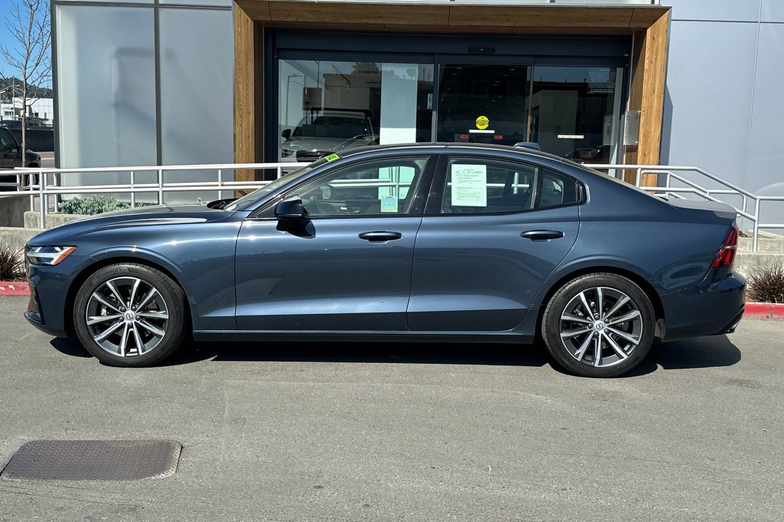 Used 2021 Volvo S60 T5 Momentum image 5