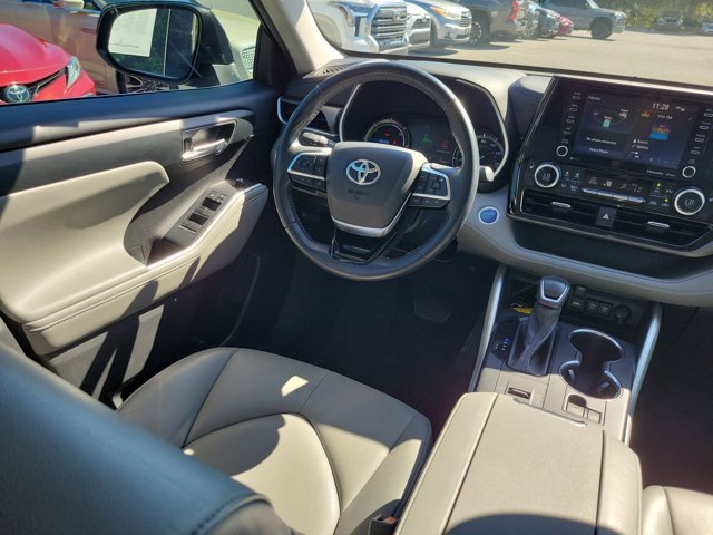 Used 2020 Toyota Highlander XLE image 16